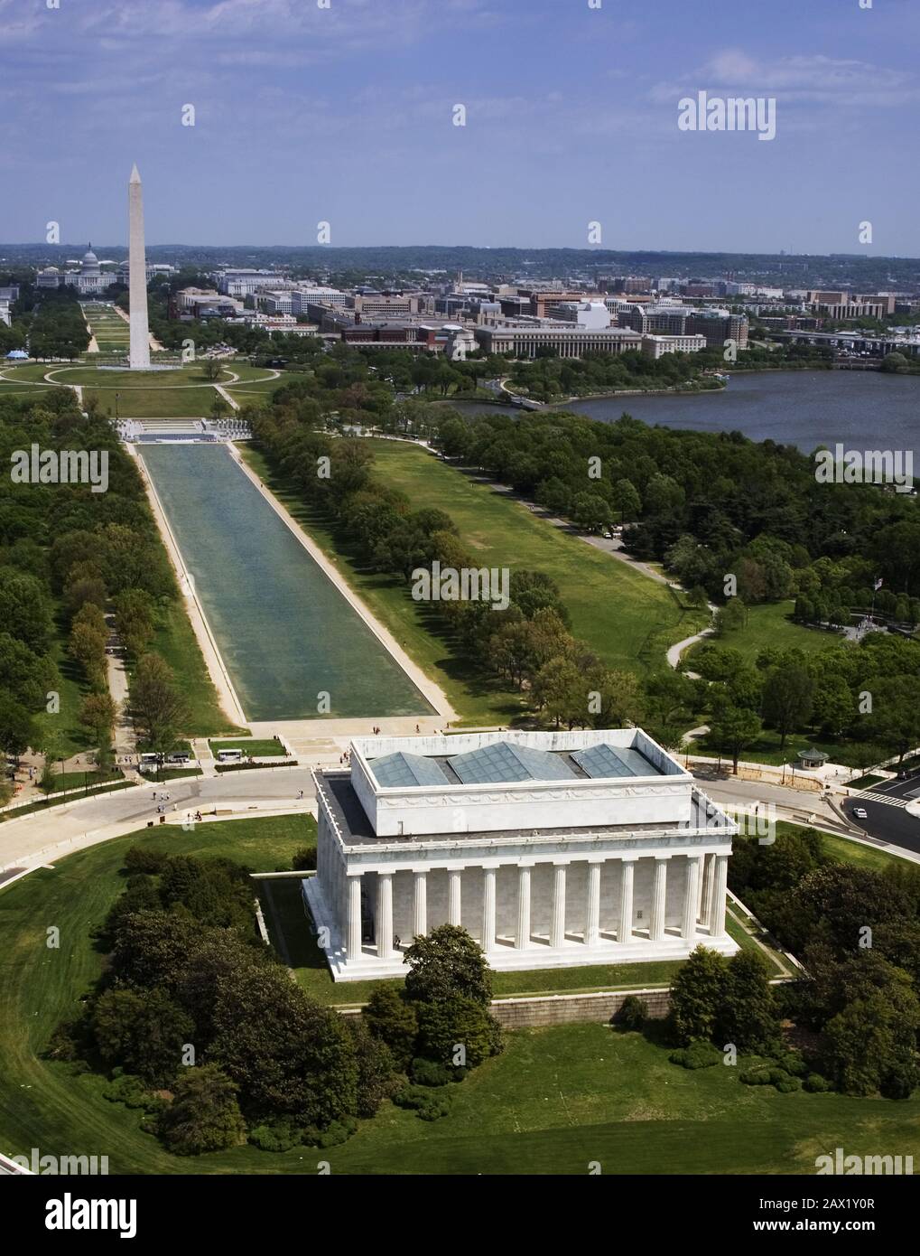 2007 , WASHINGTON , DC, USA : LE PRÉSIDENT DES ÉTATS-UNIS ABRAHAM LINCOLN ( 1809 - 1865 ). Photo de Carol M. Highsmith . National Mall , Lincoln Memorial et Washington Monument , Washington D.C. Le Lincoln Memorial est un mémorial américain construit pour honorer le 16 président des États-Unis , Abraham Lincoln. Il est situé sur le National Mall à Washington, D.C. et a été dédié le 30 mai 1922 . L'architecte était Henry Bacon , le sculpteur de la statue principale ( Abraham Lincoln, 1920 ) était Daniel Chester French , et le peintre des peintures murales intérieures était Jules Guerin . C'est un de plusieurs Banque D'Images