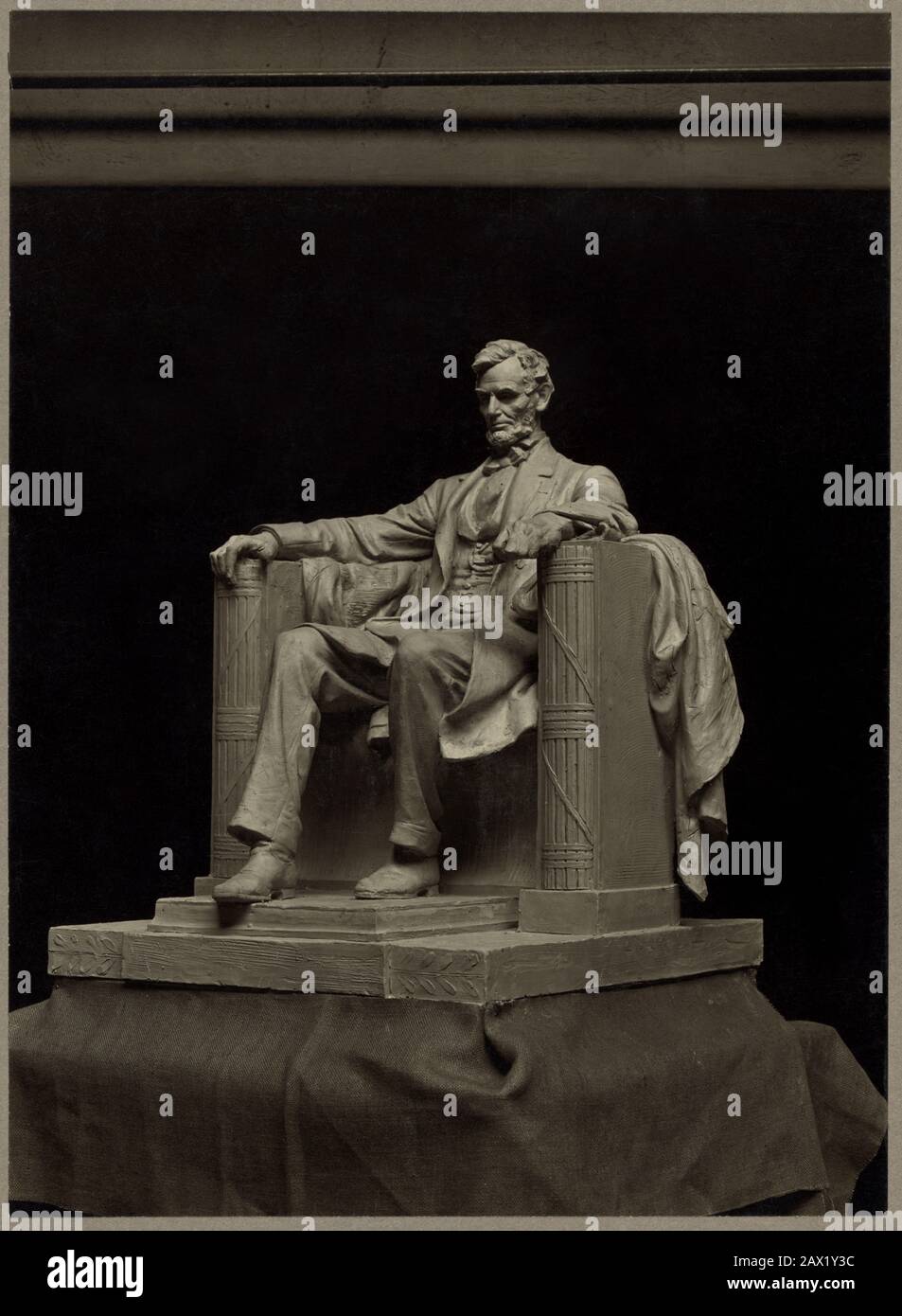 2007 , WASHINGTON , DC, USA : modèle de travail pour statue d'Abraham Lincoln, sculpté par Daniel C. French . Le président américain ABRAHAM LINCOLN ( 1809 - 1865 ) . National Mall , Lincoln Memorial et Washington Monument , Washington D.C. Le Lincoln Memorial est un mémorial américain construit pour honorer le 16 président des États-Unis , Abraham Lincoln. Il est situé sur le National Mall à Washington, D.C. et a été dédié le 30 mai 1922 . L'architecte était Henry Bacon , le sculpteur de la statue principale ( Abraham Lincoln, 1920 ) était Daniel Chester French , et le peintre de l'intérieur Banque D'Images