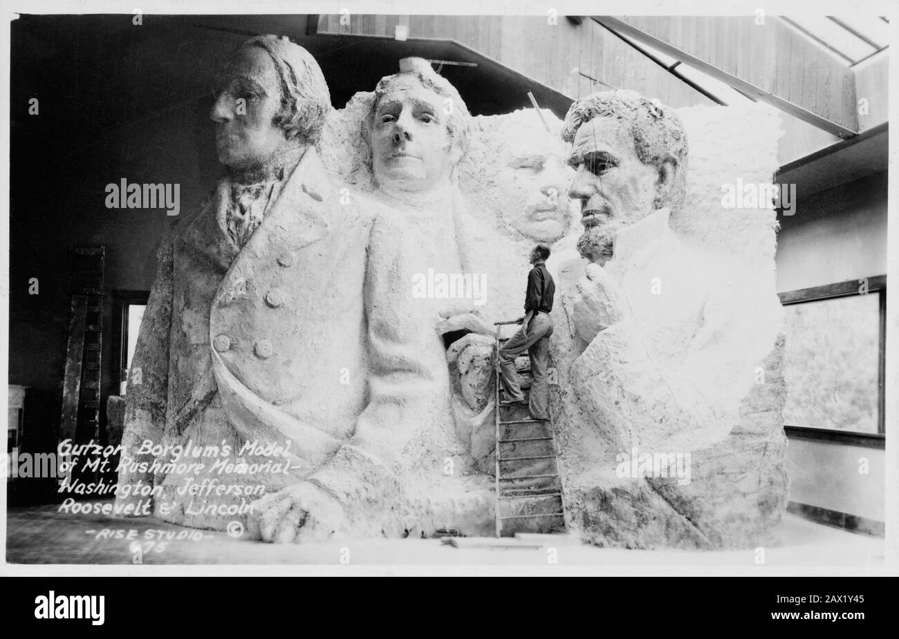 1936 , Etats-Unis : le modèle de Gutzon Borglum du Mémorial du Mont Rushmore -- George Washington, Thomas Jefferson, Roosevelt & Lincoln . Le président américain ABRAHAM LINCOLN ( 1809 - 1865 ). Photo par Rise Studio - Stati Uniti - USA - ritratto - portrait - Abramo - ARTS - ARTE - SCULTORE - SCULPTURE - SCULPTURE - STATUA - STATUE - monument - monumento - SCULPTEUR - SCULTORE - STUDIO --- Archivio GBB Banque D'Images