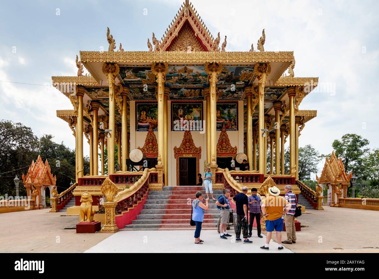 Les Touristes Visitant Wat Ek Phnom Temple, Battambang, Cambodge. Banque D'Images