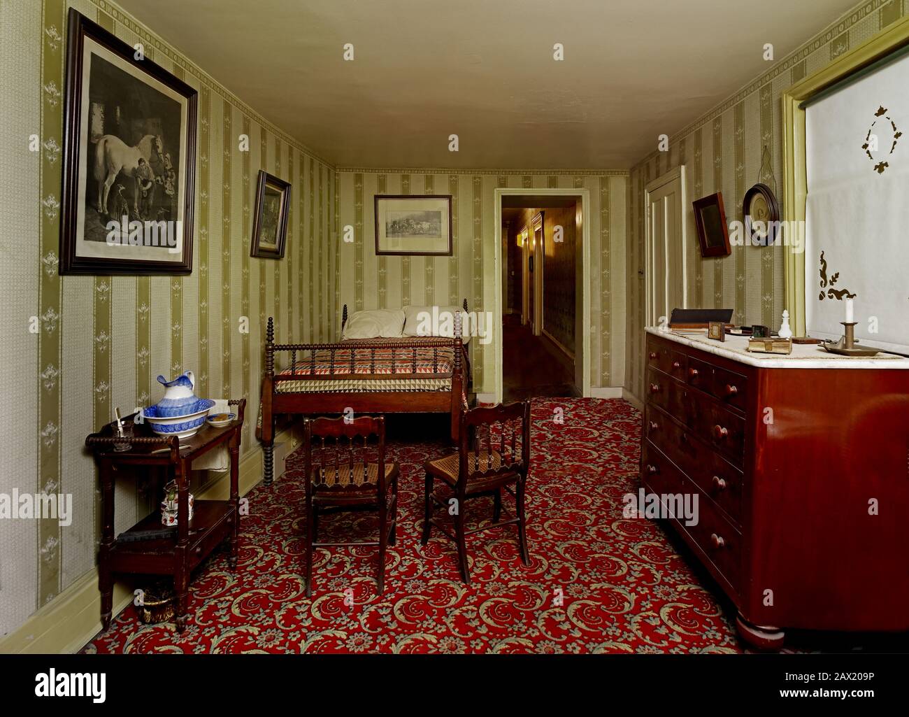 Chambre à coucher à Petersen House , où le président Abraham Lincoln est décédé en 1865 après avoir été abattu par l'assassin John Wilkes Booth, en face du Ford's Theatre, Washington, D.C. . Bien qu'il n'y ait rien qui soit original dans cette chambre, la disposition est exactement la même, y compris l'art sur les murs. C'est une très petite pièce et semble quelque peu déformée par l'objectif de l'appareil photo. Le président américain ABRAHAM LINCOLN ( 1809 - 1865 ), mort le 15 avril 1865 . Photo de Carol M. Highsmith . - Presidente della Repubblica - Stati Uniti - USA - ritratto - portrait - Abramo - assassinio - tueur - assassinio Banque D'Images