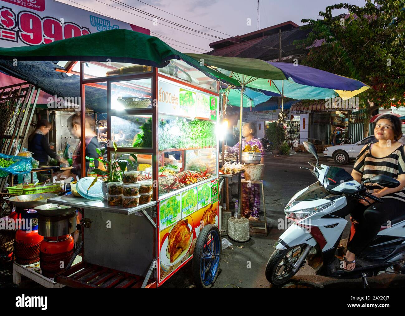 Vente De Nourriture De Rue Au Marché De Nuit, Battambang, Cambodge. Banque D'Images