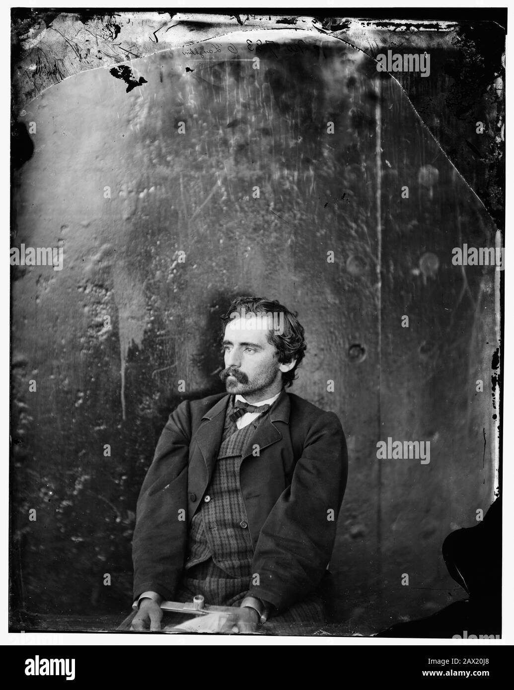 1865, Washington Navy Yard, D.C., États-Unis : Assassinat du président Lincoln. Michael O'Laughlin , conspirateur, en chapeau et manacled . Photo d'Alexander GARDNER ( 1821 - 1882 ). Le président américain ABRAHAM LINCOLN ( 1809 - 1865 ). - Presidente della Repubblica - Stati Uniti - USA - ritratto - portrait - Abramo - COSPIRATOR - COSPIRATORE - COSPIRAZIONE - condannato a morte - TIE - cravatta - manette - moustache - bafi---- Archivio GBB Banque D'Images