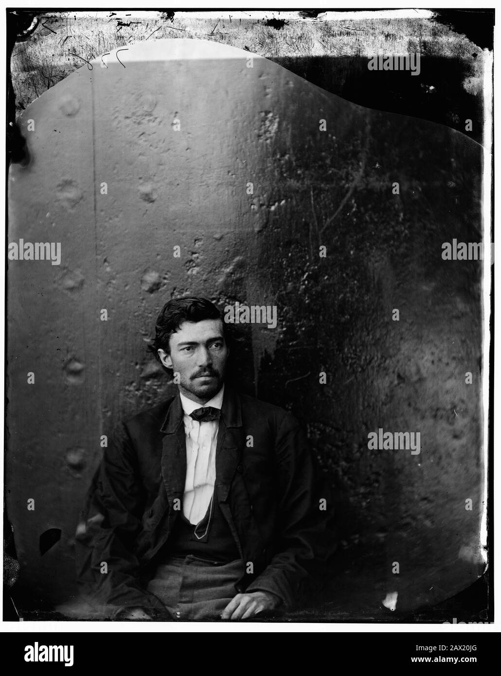 1865, Washington Navy Yard, D.C., États-Unis : Assassinat du président Lincoln. Samuel Arnold , conspirateur, en chapeau et en manacled . Photo d'Alexander GARDNER ( 1821 - 1882 ). Le président américain ABRAHAM LINCOLN ( 1809 - 1865 ). - Presidente della Repubblica - Stati Uniti - USA - ritratto - portrait - Abramo - COSPIRATOR - COSPIRATORE - COSPIRAZIONE - condannato a morte - TIE - cravatta - baffi - moustache ---- Archivio GBB Banque D'Images