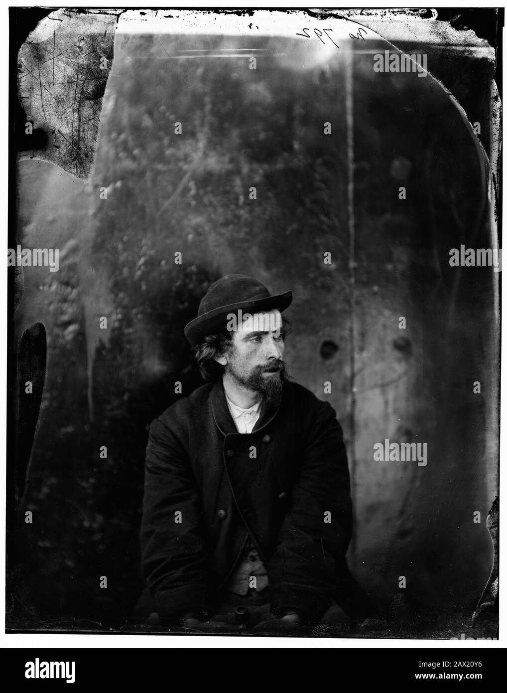 1865, Washington Navy Yard, D.C., États-Unis : Assassinat du président Lincoln. David E. Herold , conspirateur, en chapeau et manacled . Photo d'Alexander GARDNER ( 1821 - 1882 ). Le président américain ABRAHAM LINCOLN ( 1809 - 1865 ). - Presidente della Repubblica - Stati Uniti - USA - ritratto - portrait - Abramo - COSPIRATOR - COSPIRATORE - COSPIRAZIONE - condannato a morte - tie - cravatta -- Archivio GBB Banque D'Images