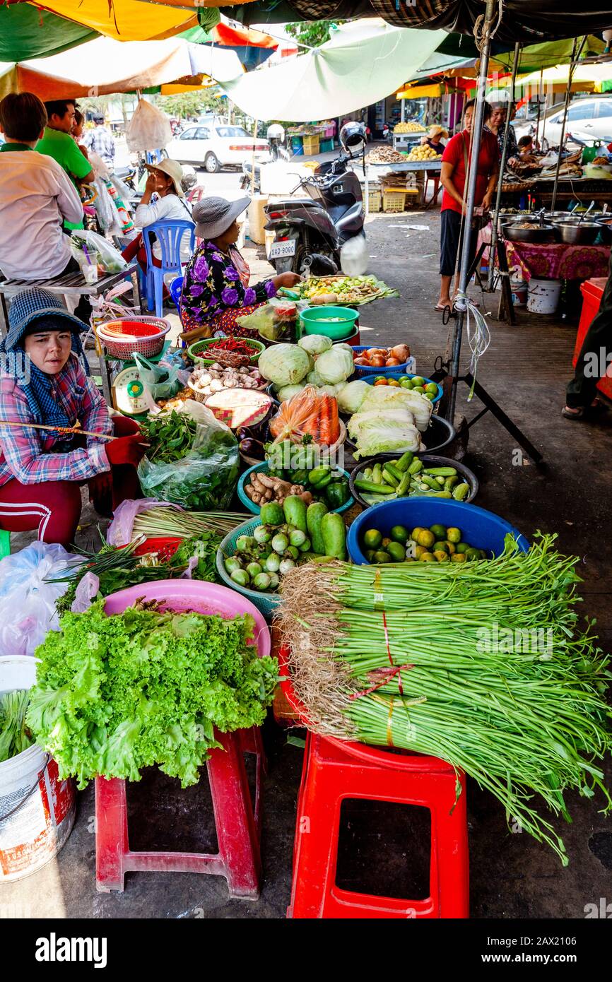 Légumes Frais À Vendre Sur Le Marché De Psar Nath (Marché Central), Battambang, Cambodge. Banque D'Images