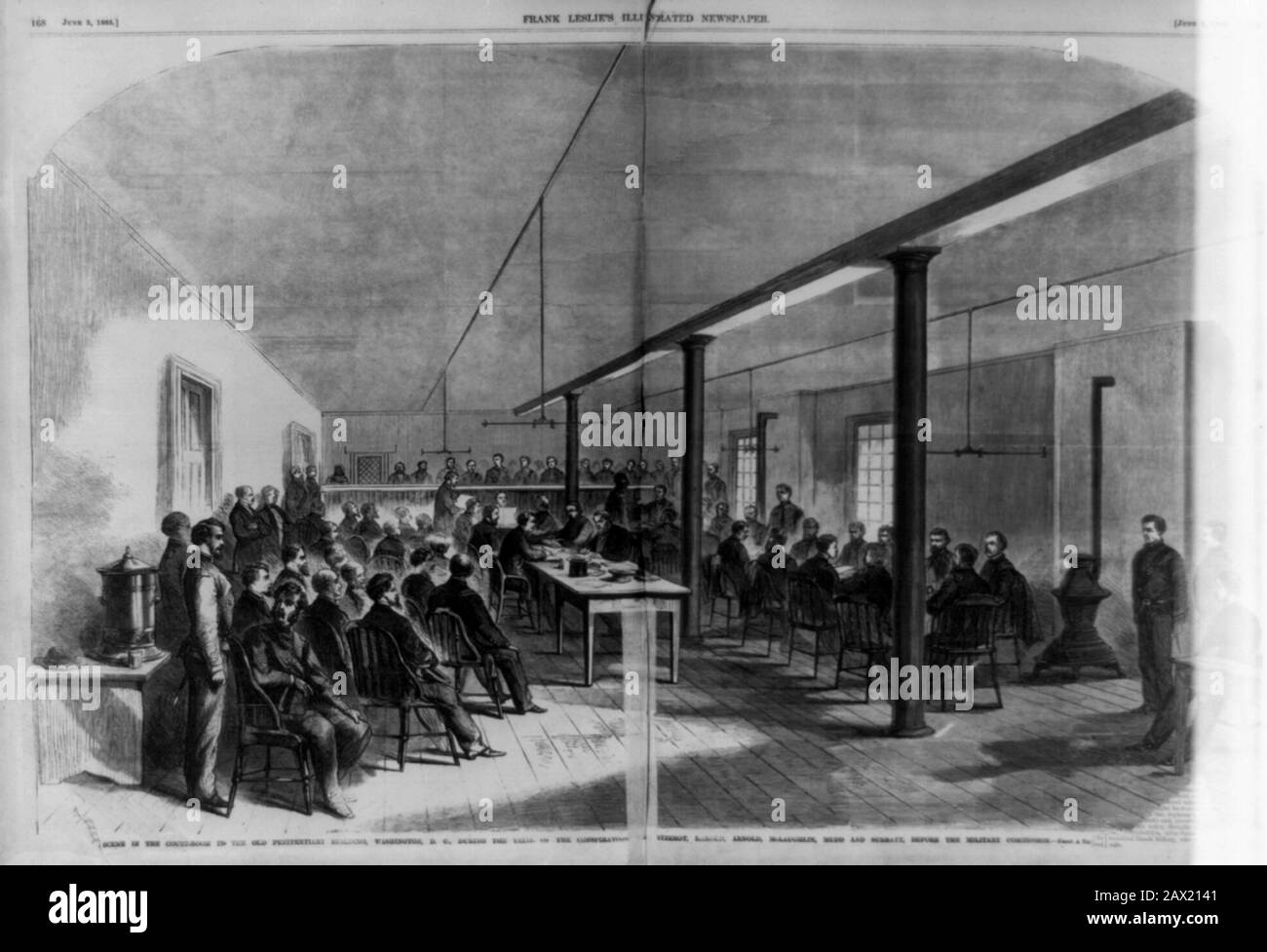 1865, Etats-Unis: Scène dans la salle de tribunal dans l'ancien bâtiment pénitentiaire, Washington, D.C., pendant le procès des conspirateurs ... Harold , Arnold , McLaughlin , Mudd et Mary Surratt , devant la commission militaire . Illustration de la gravure du JOURNAL ILLUSTRÉ DU magazine FRANK LESLIEE , 3 juin 1865 . Mary SURRATT ( 1820 - 1865 ) l'un des conspirateurs Lincoln condamnés à mort . Le président américain ABRAHAM LINCOLN ( 1809 - 1865 ). Mary Elizabeth Jenkins Surratt ( mai 1823 – 7 juillet 1865 ) était propriétaire d'une pension américaine qui a été reconnue coupable de prendre part au complac Banque D'Images
