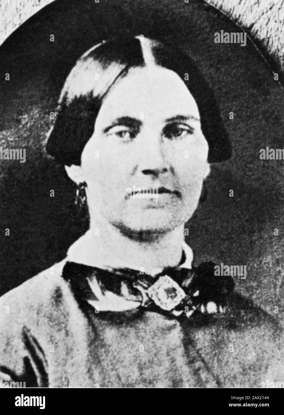 1860 CA, USA : MARY SURRATT ( 1820 - 1865 ) l'un des conspirateurs Lincoln condamnés à mort . Le président américain ABRAHAM LINCOLN ( 1809 - 1865 ). Mary Elizabeth Jenkins Surratt ( mai 1823 – 7 juillet 1865 ) était propriétaire d'une pension américaine qui a été reconnue coupable de participer au complot pour assassiner le président Abraham Lincoln. Condamnée à mort, elle a été pendue, devenant la première femme exécutée par le gouvernement fédéral des États-Unis. Elle était la mère de John H. Surratt, Jr., qui a été plus tard jugée, mais n'a pas été reconnue coupable de l'assassinat. - Président Della Repubblica - Stat Banque D'Images