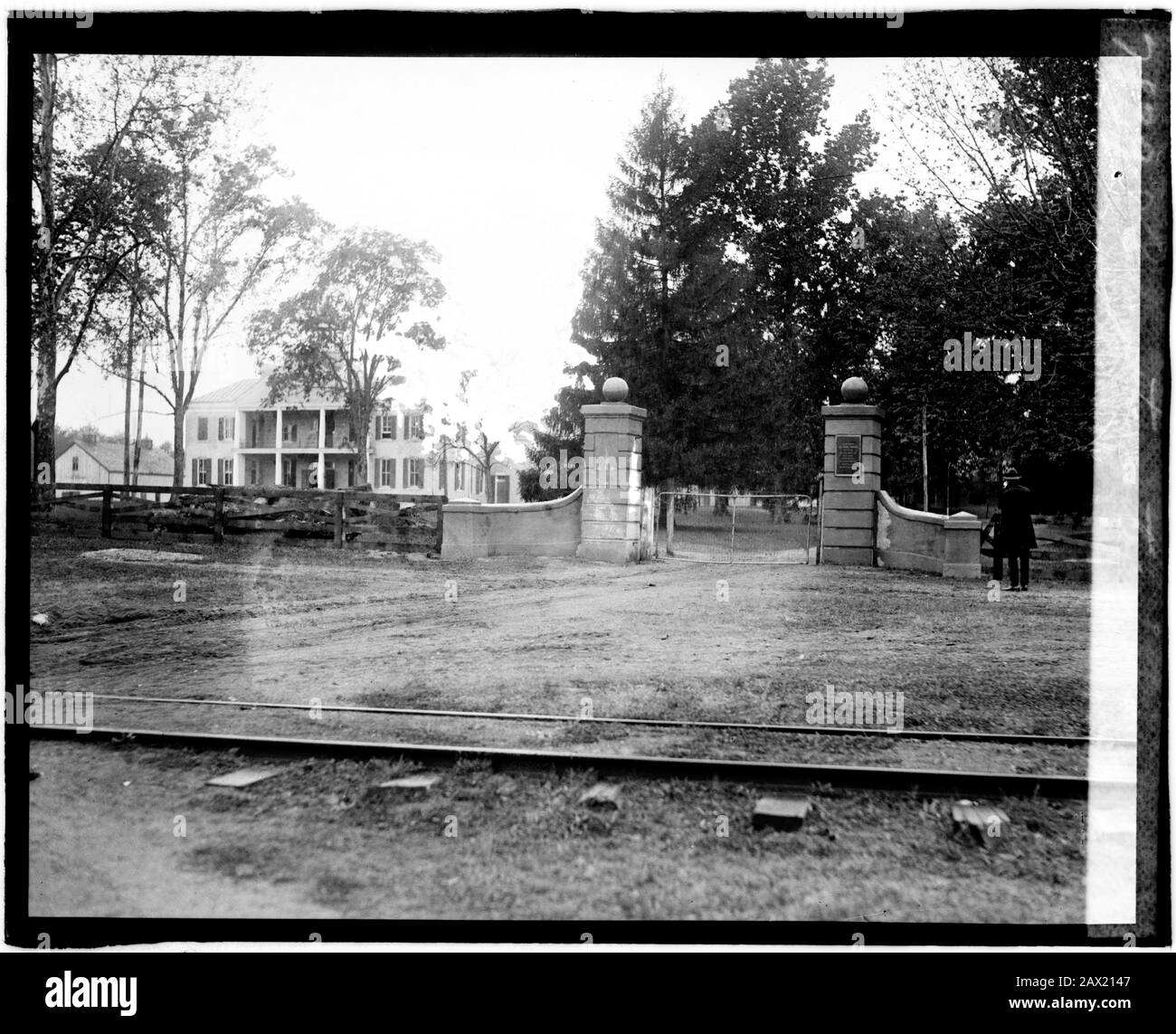 1890 CA, États-Unis : Le Surrattsville ( est maintenant connu sous le nom de Clinton ), Leonardtown ( MARYLAND ), la maison avec des plantations DE MARY SURRATT ( 1820 - 1865 ) l'un des conspirateurs Lincoln condamnés à mort . Le président américain ABRAHAM LINCOLN ( 1809 - 1865 ). Mary Elizabeth Jenkins Surratt ( mai 1823 – 7 juillet 1865 ) était propriétaire d'une pension américaine qui a été reconnue coupable de participer au complot pour assassiner le président Abraham Lincoln. Condamnée à mort, elle a été pendue, devenant la première femme exécutée par le gouvernement fédéral des États-Unis. Elle était la mère de John H. Surratt, Jr., Banque D'Images