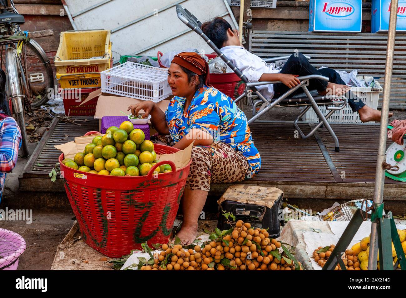 Une Femme Vend Des Oranges Au Marché De Psar Nath (Marché Central), Battambang, Cambodge. Banque D'Images