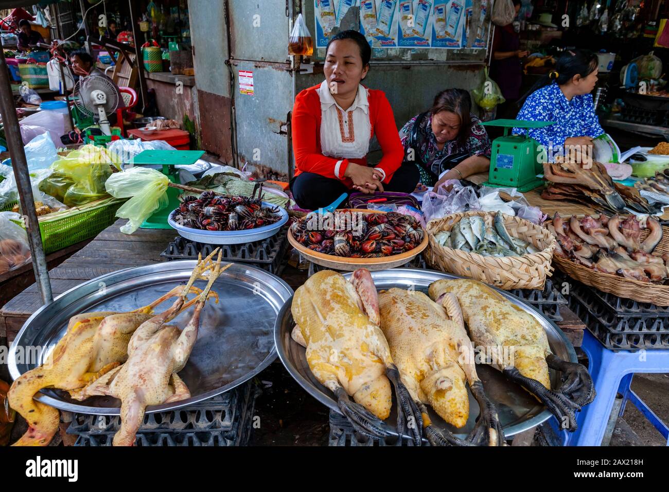 Une Femme Vend De La Volaille Et Des Fruits De Mer Au Psar Nath Market (Marché Central), Battambang, Cambodge. Banque D'Images