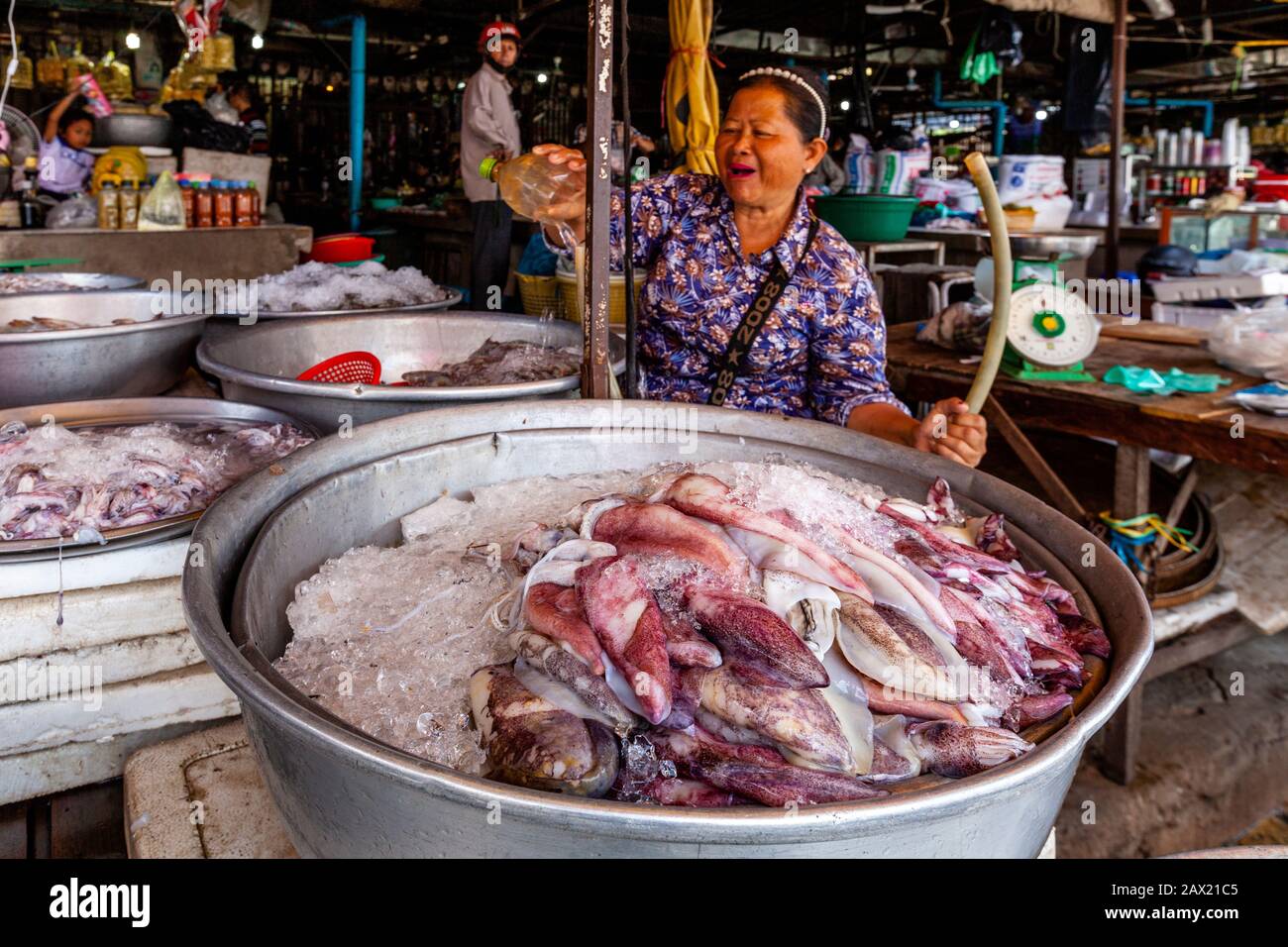 Fruits De Mer Ou Vente Dans Le Marché Aux Poissons De Psar Nath, Battambang, Cambodge. Banque D'Images