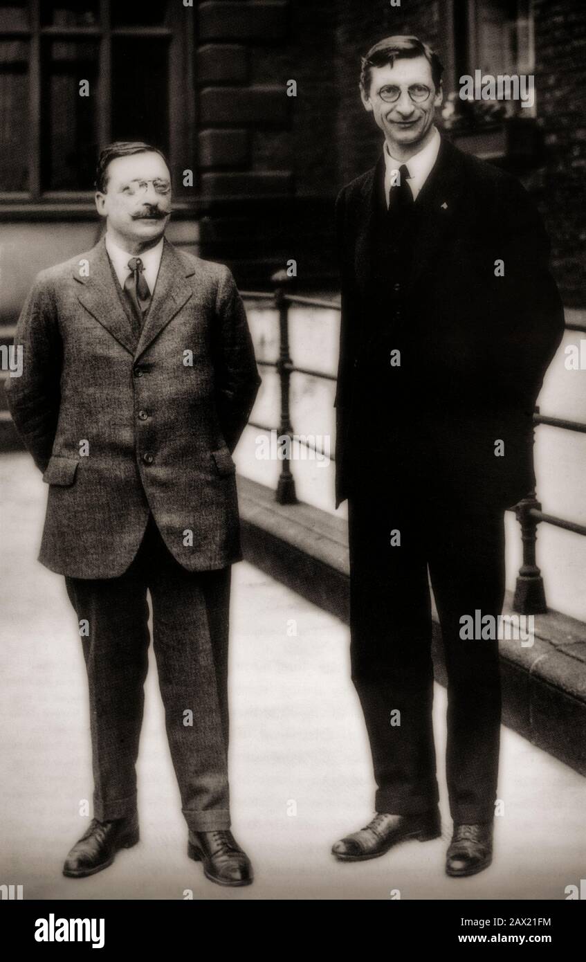 Arthur Griffith (1871-1922), écrivain irlandais, rédacteur en chef de journaux et politicien qui a fondé le parti politique Sinn Féin avec Éamon de Valera (1882-1975), éminent homme d'État et leader politique en Irlande du XXe siècle. En septembre 1921, de Valera, président de la République irlandaise, a demandé à Griffith de diriger la délégation de plénipotentiaires irlandais pour négocier avec le gouvernement britannique. Peu de temps après la signature du traité anglo-irlandais, Griffiths est mort d'une hémorragie cérébrale. De Valera est allé servir de chef politique de l'Anti-traité Sinn Féin jusqu'en 1926. Banque D'Images