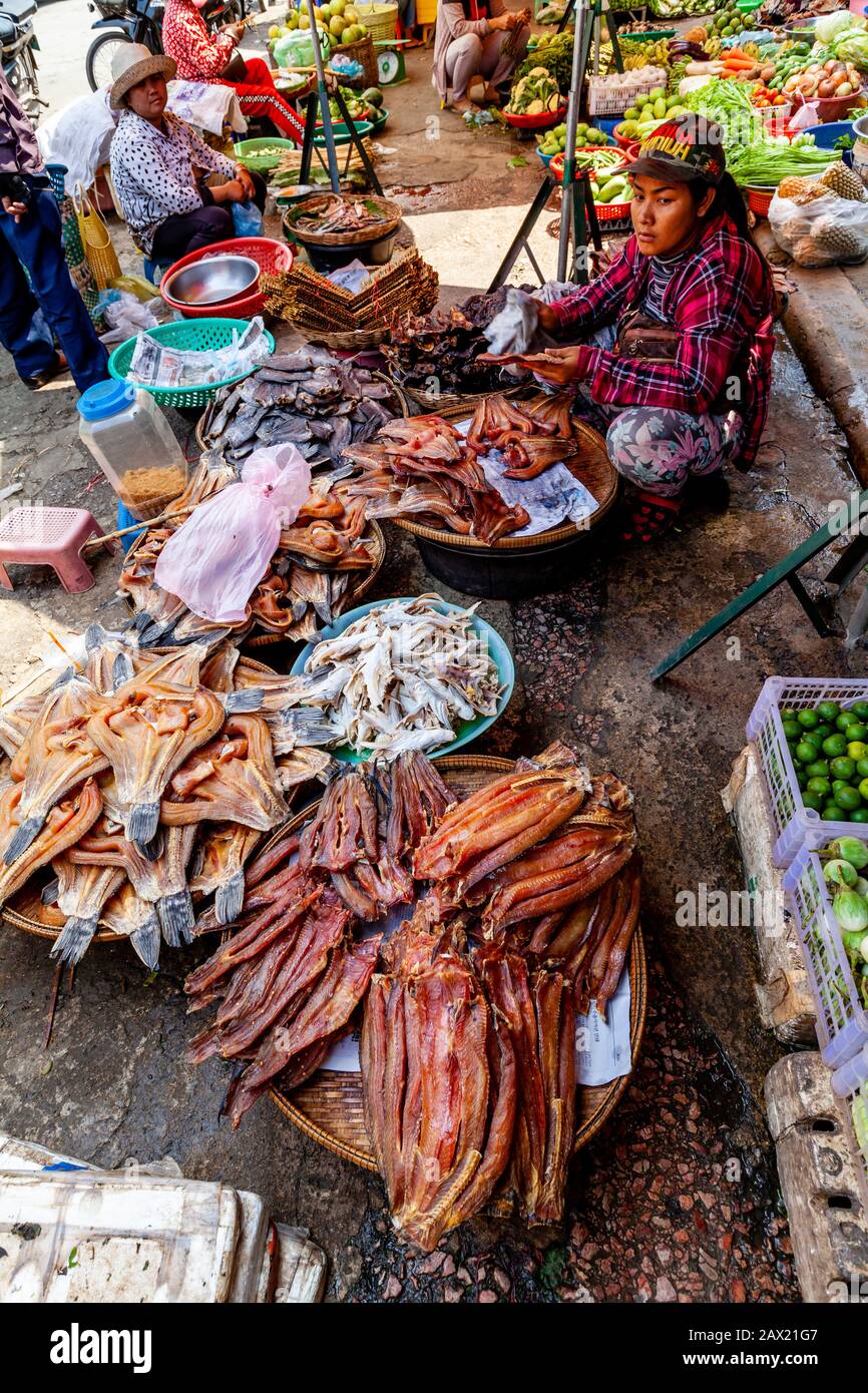 Poisson Séché À Vendre Dans Le Marché Aux Poissons De Psar Nath, Battambang, Cambodge. Banque D'Images