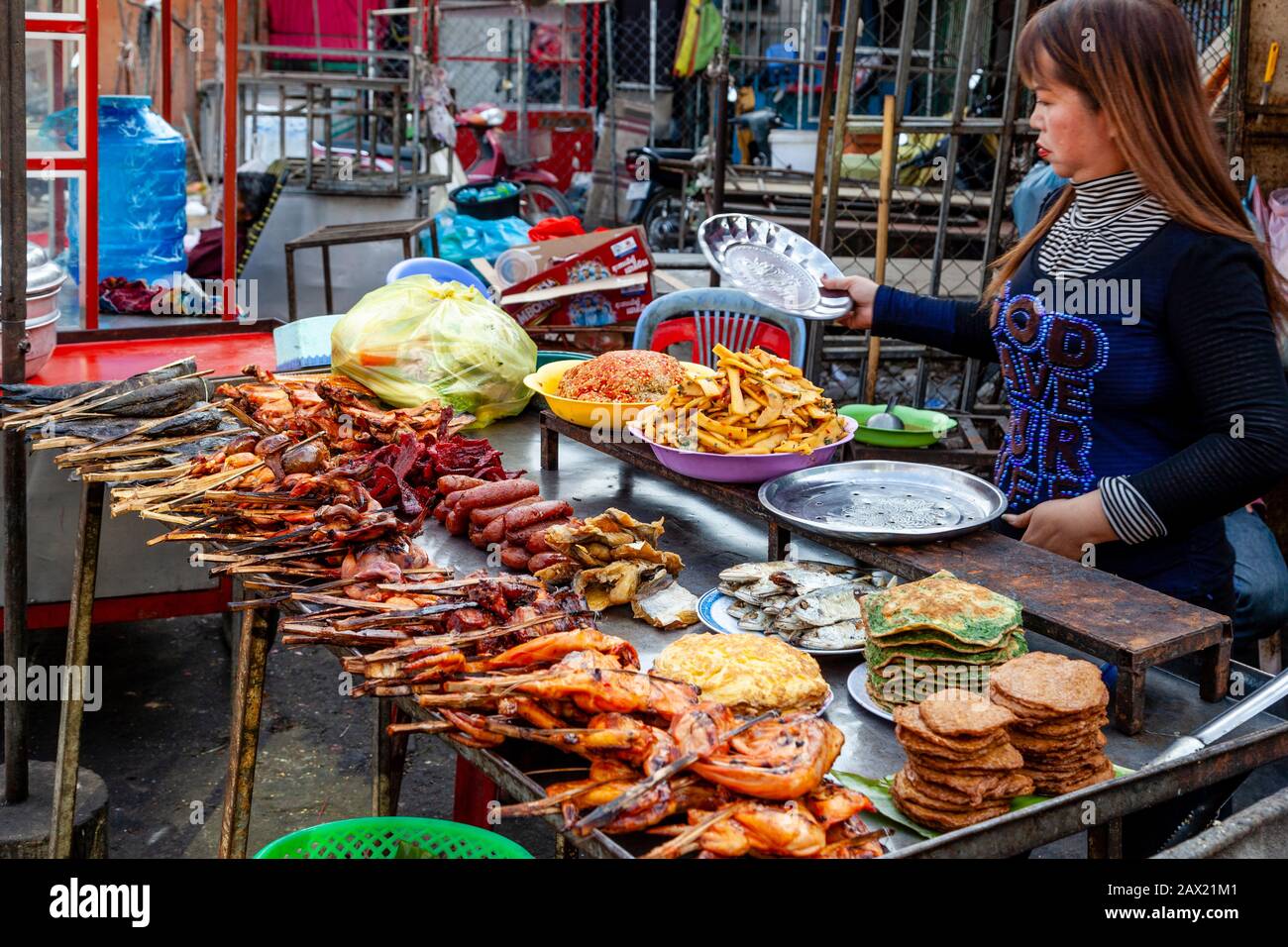 Street Food For Sale, Battambang, Cambodge. Banque D'Images