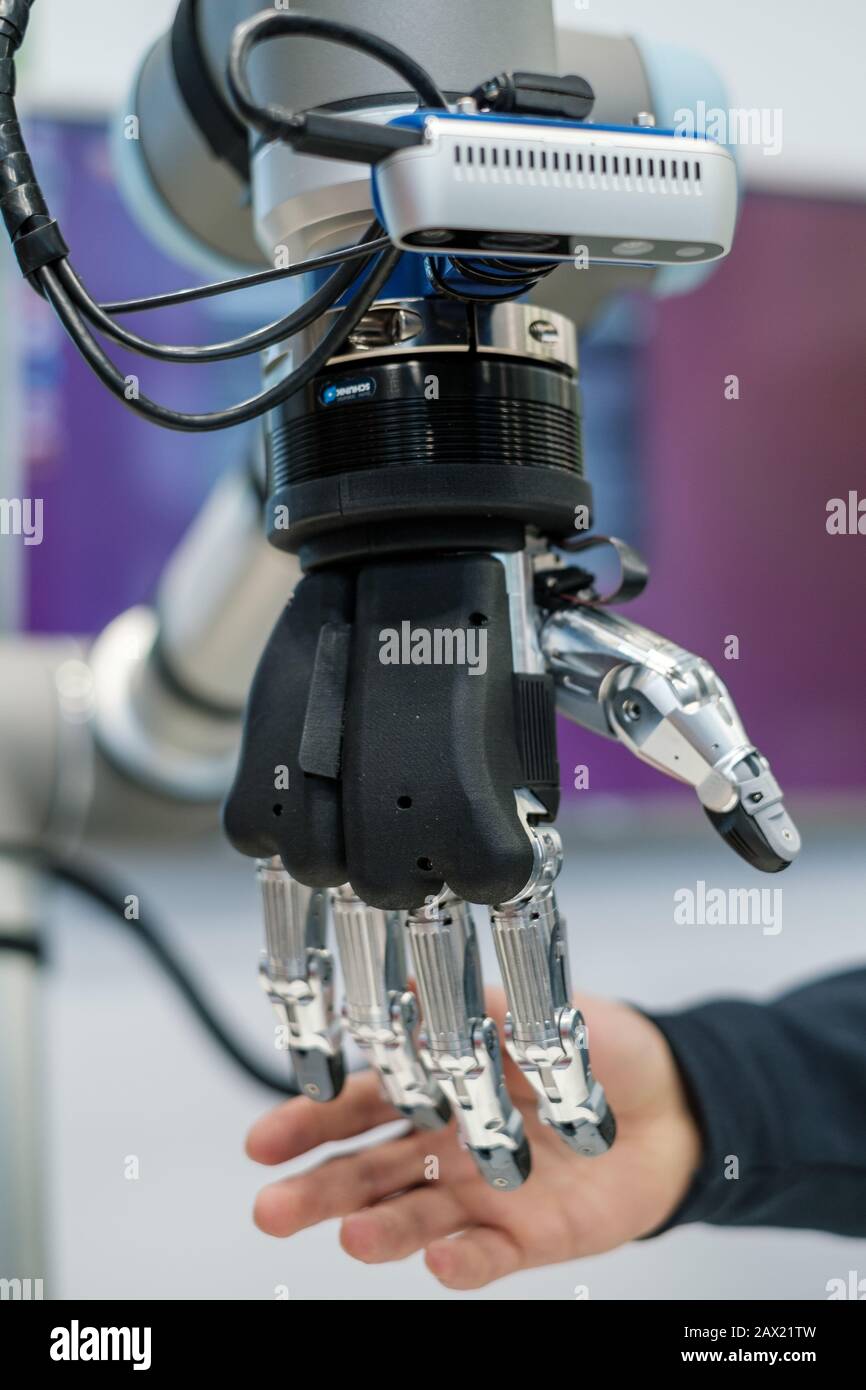 Main humaine et bras robotisé Banque D'Images