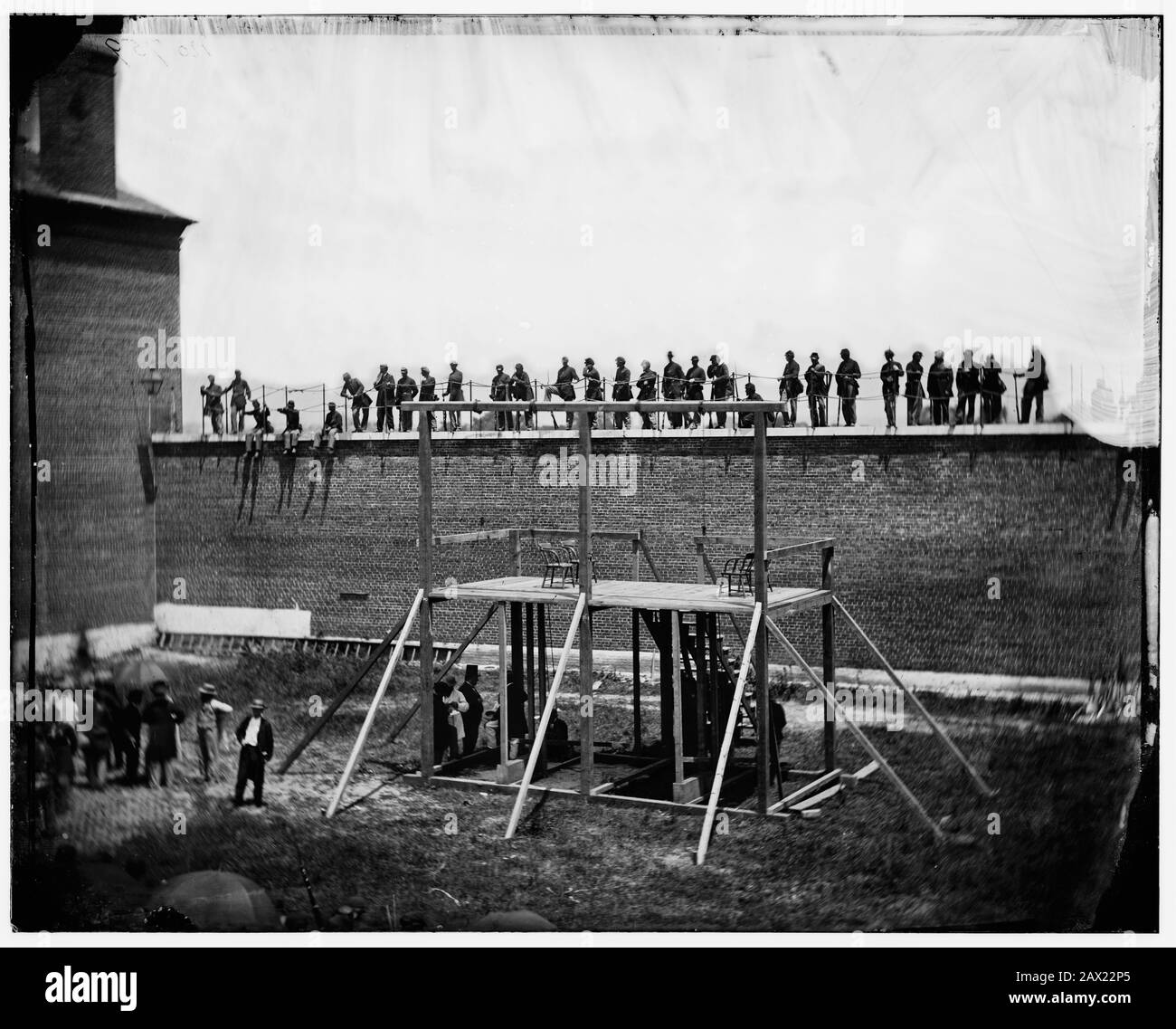 1865, 7 juillet , Navy Yard , WASHINGTON , D.C., États-Unis : l'attente de l'arrivée des détenus du rang de mort autour de l'échafaudage. Les quatre conspirateurs condamnés Mme Mary Surratt ( 1820 - 1865 ), Lewis Powell âgé de 21 ans ( alias Lewis Payne ou Paine , 1844 - 1865 ) , David E. Herold et George A. Atzerodt le jour de la pendaison . Mary Surratt devient la première femme exécutée par le gouvernement fédéral des États-Unis. Le président américain ABRAHAM LINCOLN ( 1809 - 1865 ), mort le 15 avril 1865 . Photo d'Alexander GARDNER ( 1821 - 1882 ). - Président della Repubblica - Stati Uniti - Etats-Unis - Abramo - Banque D'Images