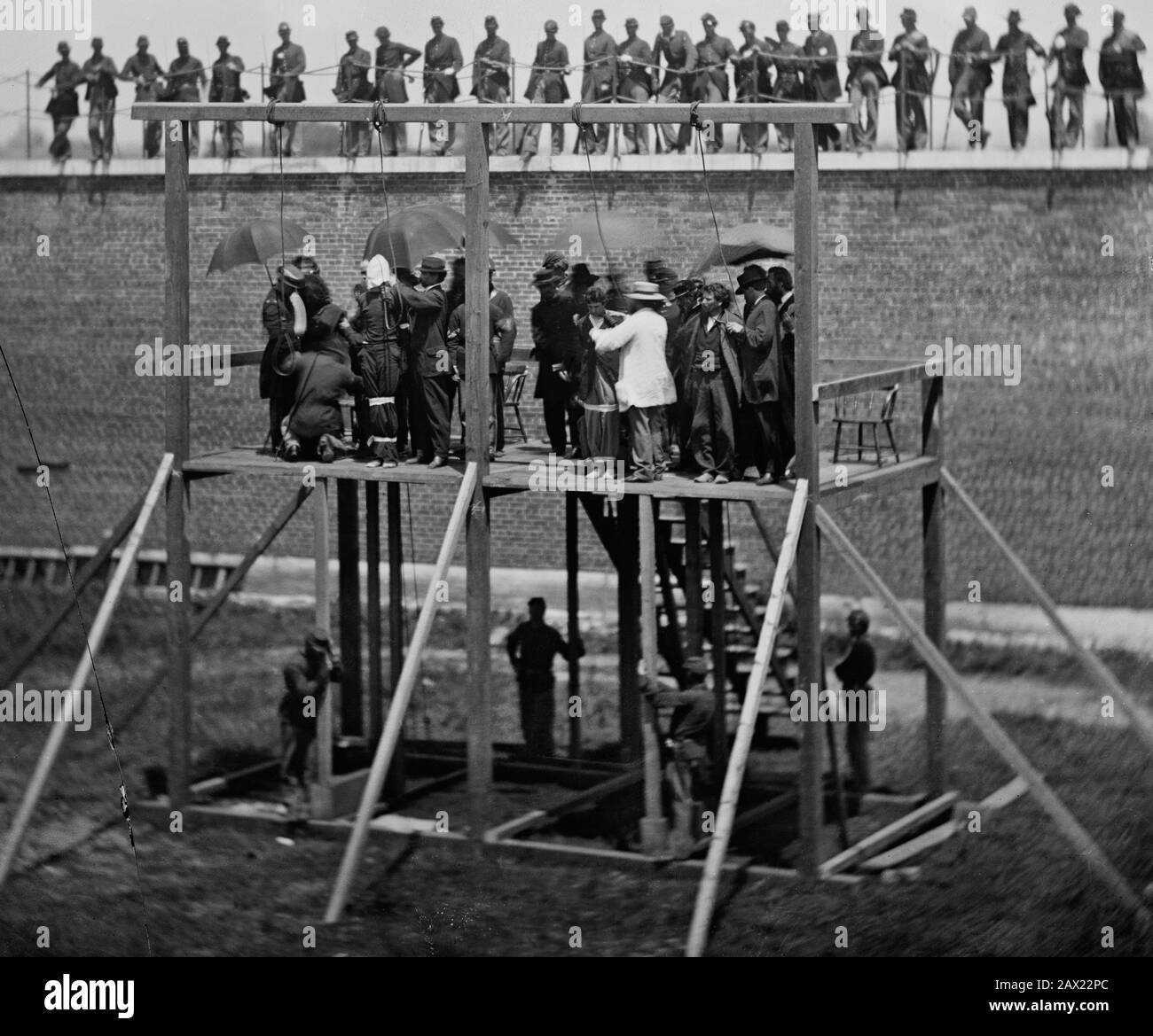 1865, 7 juillet , Navy Yard , WASHINGTON , D.C., États-Unis : Les quatre conspirateurs condamnés Mme Mary Surratt ( 1820 - 1865 ), Lewis Powell âgé de 21 ans ( alias Lewis Payne ou Paine , 1844 - 1865 ) , David E. Herold et George A. Atzerodt le jour de la pendaison . Mary Surratt devient la première femme exécutée par le gouvernement fédéral des États-Unis. Le président américain ABRAHAM LINCOLN ( 1809 - 1865 ), mort le 15 avril 1865 . Photo d'Alexander GARDNER ( 1821 - 1882 ). - Président della Repubblica - Stati Uniti - USA - Abramo - assassinio - tueur - assassinio - omicidio - homicide - attentato - Banque D'Images