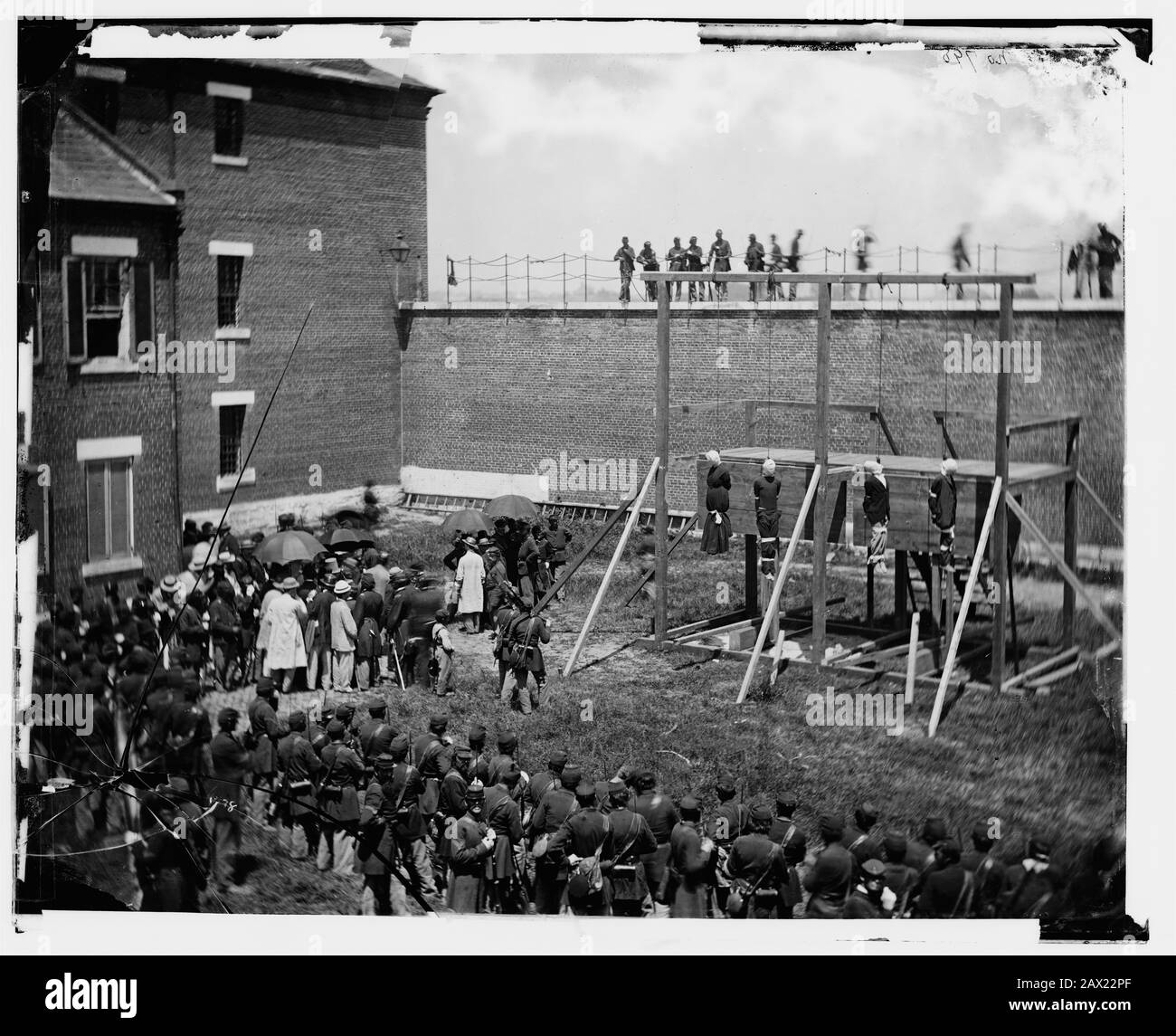 1865, 7 juillet , Navy Yard , WASHINGTON , D.C., États-Unis : Les quatre conspirateurs condamnés Mme Mary Surratt ( 1820 - 1865 ), Lewis Powell âgé de 21 ans ( alias Lewis Payne ou Paine , 1844 - 1865 ) , David E. Herold et George A. Atzerodt le jour de la pendaison . Mary Surratt devient la première femme exécutée par le gouvernement fédéral des États-Unis. Le président américain ABRAHAM LINCOLN ( 1809 - 1865 ), mort le 15 avril 1865 . Photo d'Alexander GARDNER ( 1821 - 1882 ). - Président della Repubblica - Stati Uniti - USA - Abramo - assassinio - tueur - assassinio - omicidio - homicide - attentato - Banque D'Images