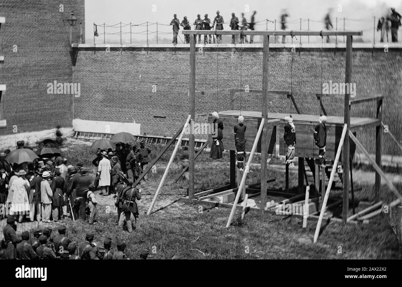1865, 7 juillet , Navy Yard , WASHINGTON , D.C., États-Unis : Les quatre conspirateurs condamnés Mme Mary Surratt ( 1820 - 1865 ), Lewis Powell âgé de 21 ans ( alias Lewis Payne ou Paine , 1844 - 1865 ) , David E. Herold et George A. Atzerodt le jour de la pendaison . Mary Surratt devient la première femme exécutée par le gouvernement fédéral des États-Unis. Le président américain ABRAHAM LINCOLN ( 1809 - 1865 ), mort le 15 avril 1865 . Photo d'Alexander GARDNER ( 1821 - 1882 ). - Président della Repubblica - Stati Uniti - USA - Abramo - assassinio - tueur - assassinio - omicidio - homicide - attentato - Banque D'Images