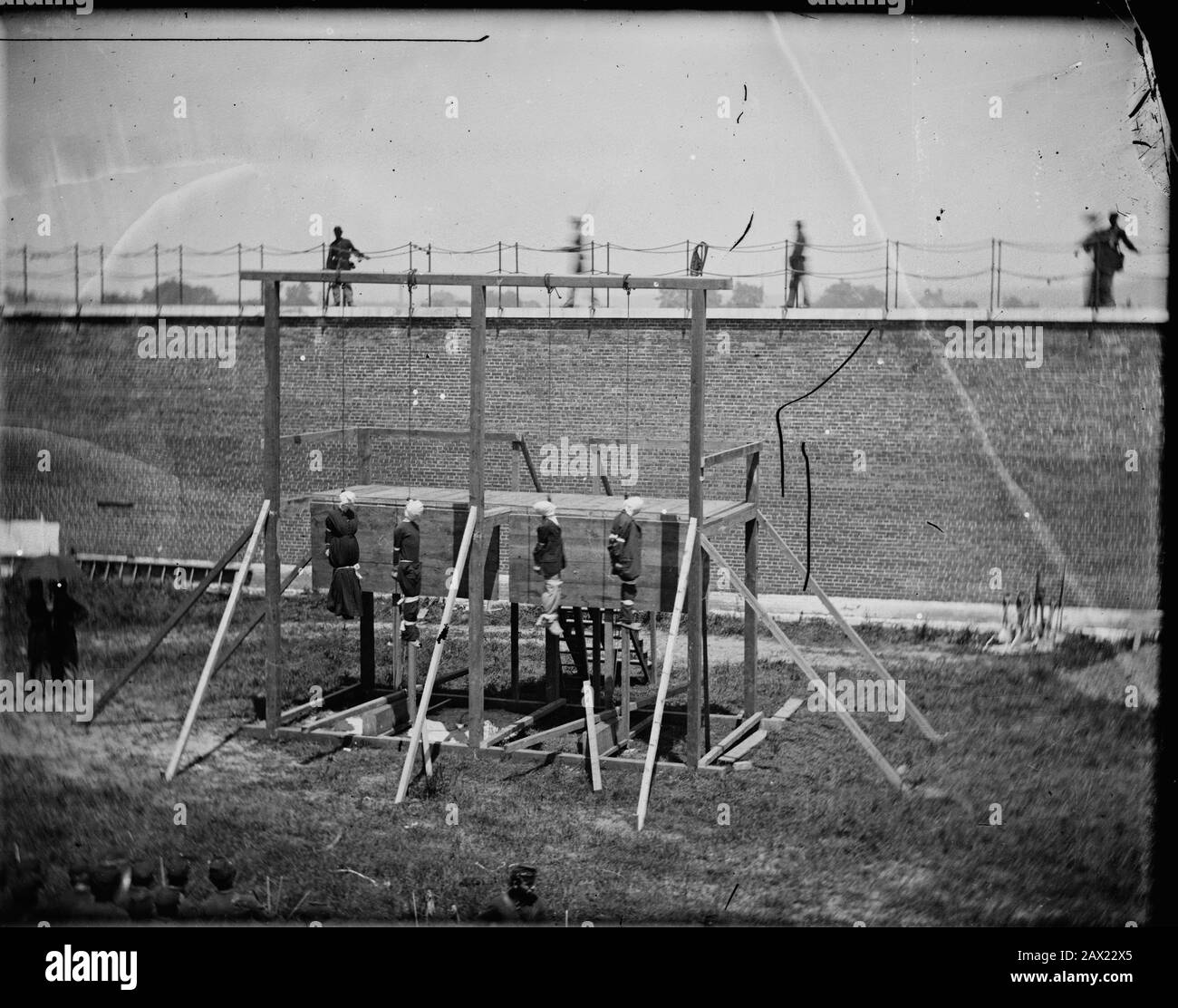 1865, 7 juillet , Navy Yard , WASHINGTON , D.C., États-Unis : Les quatre conspirateurs condamnés Mme Mary Surratt ( 1820 - 1865 ), Lewis Powell âgé de 21 ans ( alias Lewis Payne ou Paine , 1844 - 1865 ) , David E. Herold et George A. Atzerodt le jour de la pendaison . Mary Surratt devient la première femme exécutée par le gouvernement fédéral des États-Unis. Le président américain ABRAHAM LINCOLN ( 1809 - 1865 ), mort le 15 avril 1865 . Photo d'Alexander GARDNER ( 1821 - 1882 ). - Président della Repubblica - Stati Uniti - USA - Abramo - assassinio - tueur - assassinio - omicidio - homicide - attentato - Banque D'Images