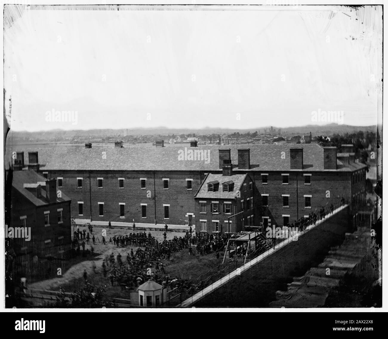 1865, 7 juillet , Navy Yard , WASHINGTON , D.C., États-Unis : exécution des conspirateurs: Échafaudage en usage et foule dans la cour, vu du toit de l'Arsenal . Les quatre conspirateurs condamnés Mme Mary Surratt ( 1820 - 1865 ), Lewis Powell âgé de 21 ans ( alias Lewis Payne ou Paine , 1844 - 1865 ) , David E. Herold et George A. Atzerodt le jour de la pendaison . Mary Surratt devient la première femme exécutée par le gouvernement fédéral des États-Unis. Le président américain ABRAHAM LINCOLN ( 1809 - 1865 ), mort le 15 avril 1865 . Photo d'Alexander GARDNER ( 1821 - 1882 ). - Président della Repu Banque D'Images