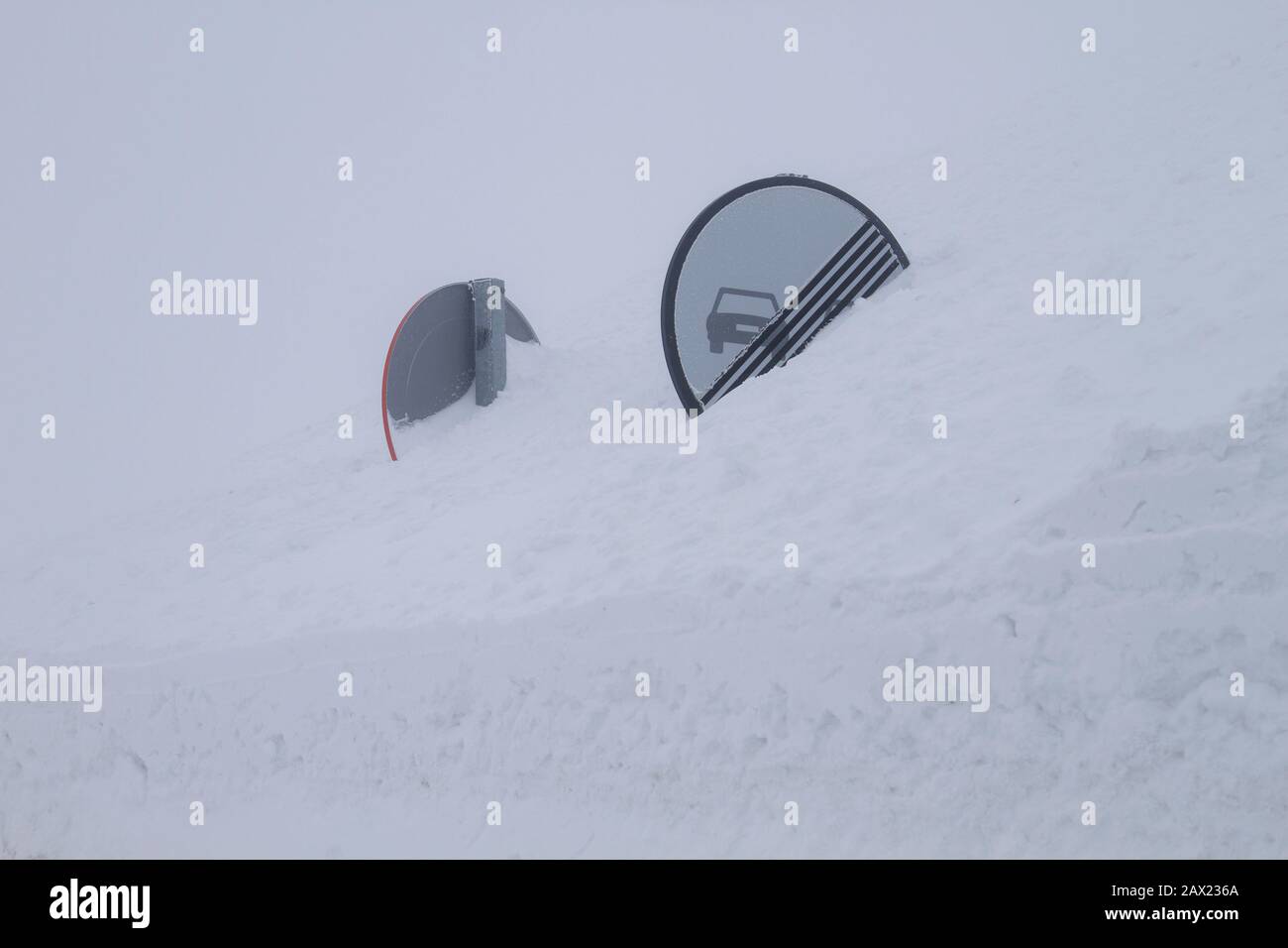 Panneaux de signalisation enfouis dans la neige Banque D'Images