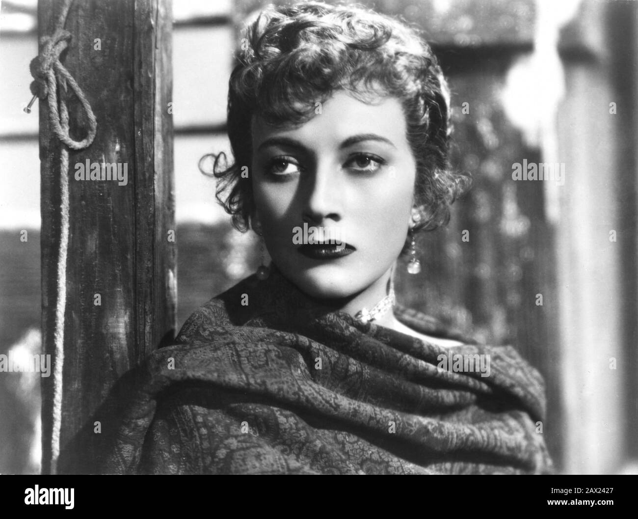 1948 , ITALIE : l'actrice italienne DE cinéma VALENTINA CORTESE ( née à Milano , 1923 ) , pubblica encore pour le film I MISERABILI de Riccardo Freda , D'un roman de Victor Hugo - LES MISÉRABLES - FILM - CINÉMA - DIVA - DIVINA - chignon - bionda - blonde - capelli biondi - riccioli - boucles - CORTESA - Ardrops - orecchini - scialle --- Archivio GBB Banque D'Images