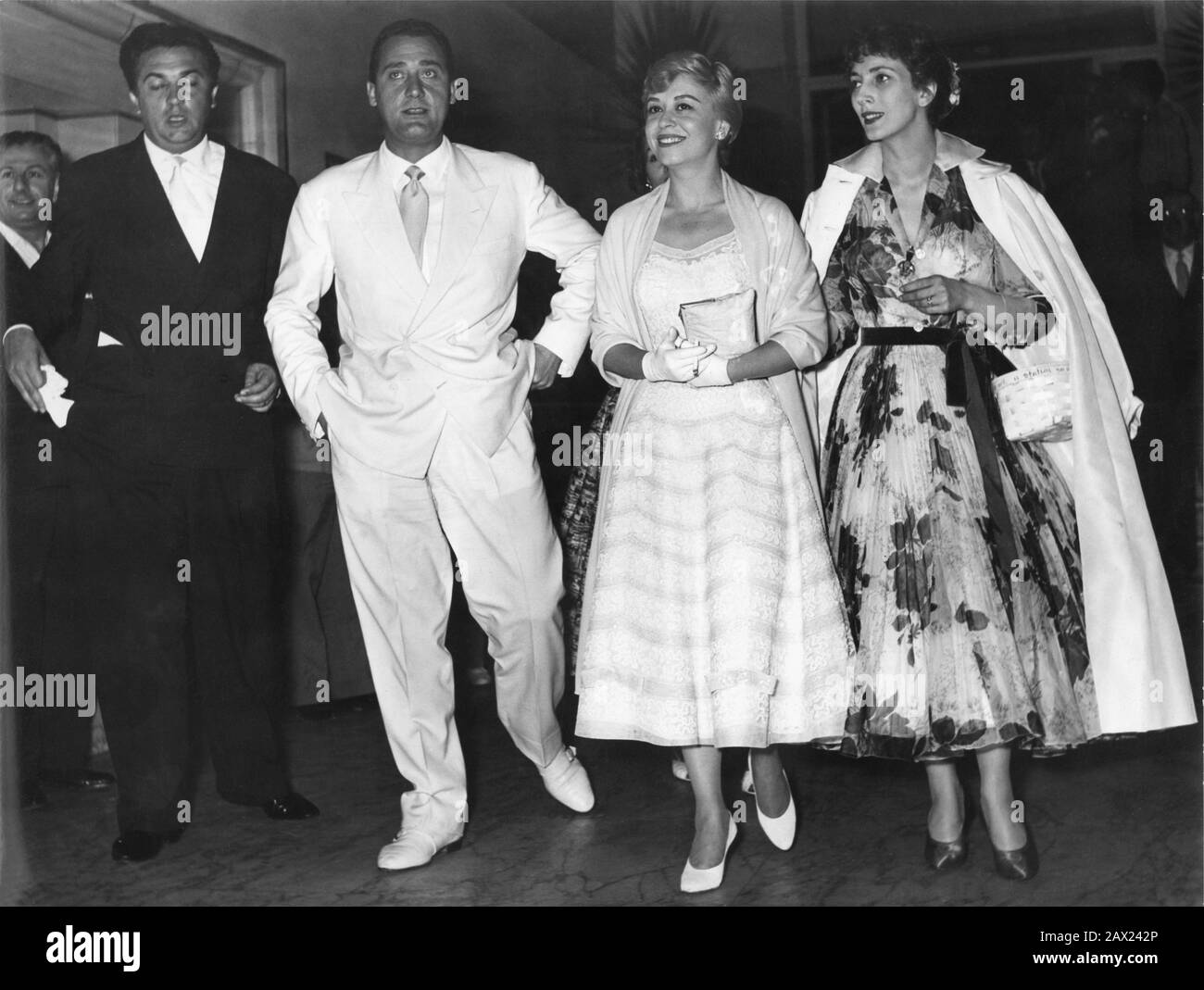 1955 , 4 juillet , ROMA , ITALIE : L'actrice italienne DE cinéma VALENTINA CORTESE ( née à Milano , 1923 ) avec des amis GIULIETTA MASINA , Alberto SORDI et le réalisateur FEDERICO FELLINI lors d'un gala au théâtre performance pour avantage PRO-MUTILATI DI GUERRA di Don Gnocchi - CINÉMA - DIVA - DIVINA - chignon - bionda - blonde - capelli biondi - amici - ami - robe blanche - abito vestito bianco - dentelle - pizzo - chiffon - borsetta - sac - chaussures - scarpe - cravatta - tie - regista cinématographiques ---sourire - sorriso - MODE - MODA - ANNI CINQUANTA - '50 - 50's - serata per benegicenza ----PAS POUR PUBBLI Banque D'Images