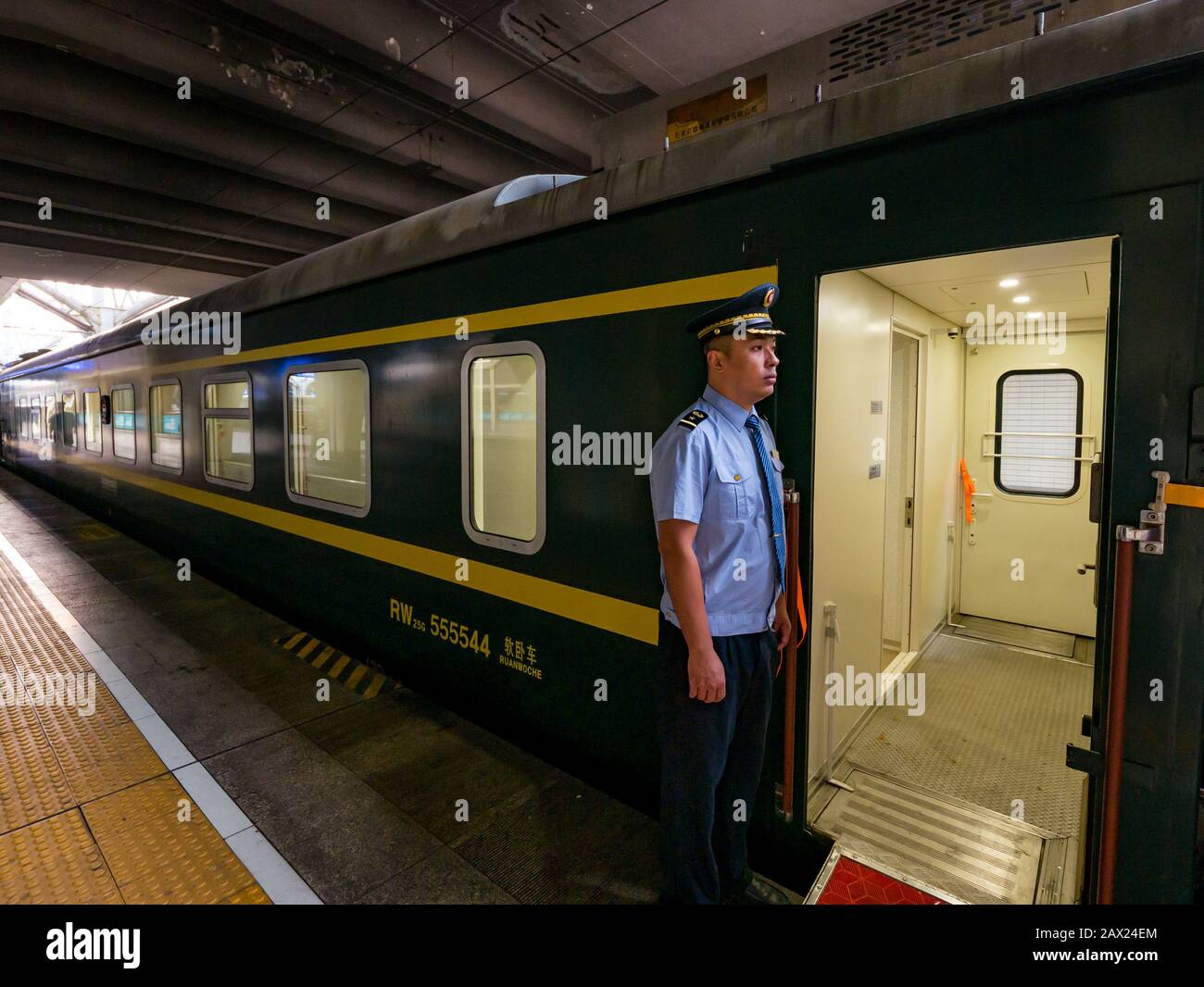 Train TRANS-Mongol Express à la plateforme de la gare avec garde en uniforme à bord d'un wagon de première classe, gare de Beijing, Beijing, Chine, Asie Banque D'Images