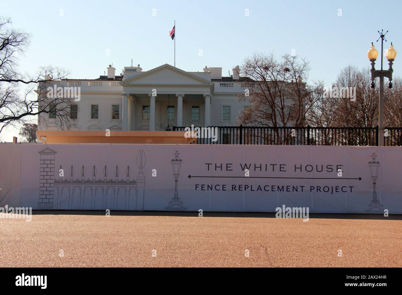 Washington, DC, États-Unis. 10 février 2020. La construction continue de se faire sur la section nord de la nouvelle clôture de la Maison Blanche, plus haute. Le National Park Service et le United States Secret Service ont « travaillé main dans la main depuis 2014 » sur le développement et la construction de cette clôture. Pour plus d'informations, consultez le site http://go.nps.gov/whitehousefence en ligne. Crédit: Evan Golub/Zuma Wire/Alay Live News Banque D'Images