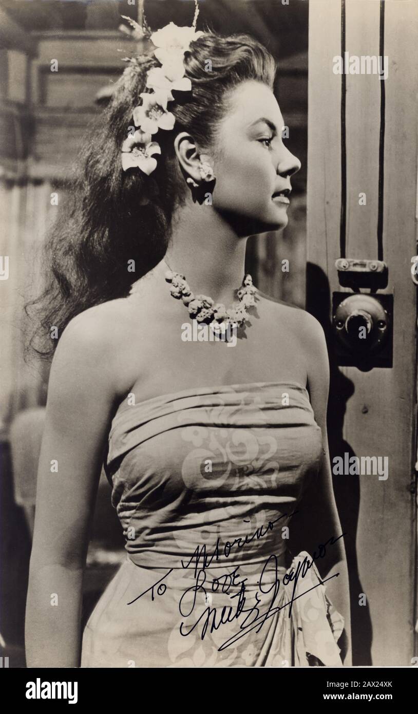 1953 , Etats-Unis : l'actrice et danseuse MITZI GAYNOR ( née en 1931 , le vrai nom Francesca Marlene de Czanyi von Gerber ) , pubblica encore pour le film SUR LE PALMIER DE Edmund Goulding , D'une histoire d'Edward Hope - FILM - CINÉMA - PIER ANGELI - portrait - ritratto - fiori - fleurs - collana - collier - decolleté - scolatura - tour de cou - gioiello - gioielli - bijoux - orecchini - boucles d'oreilles - Ardrops - profilo - profil - exotique - Autografo - AUTOGRAPH - signature - firma ---- Archivio GBB Banque D'Images