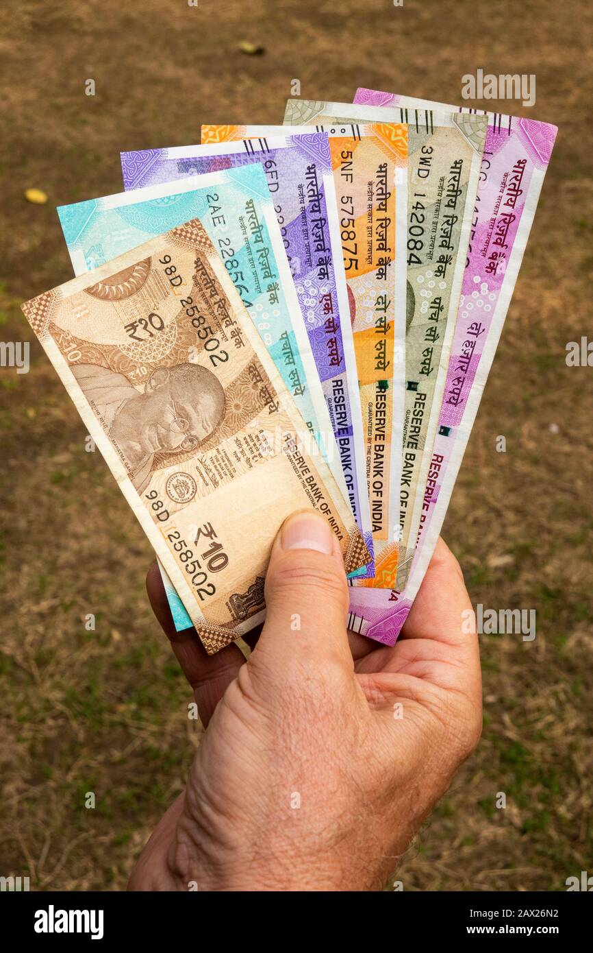 Inde, main tenant tous Les Billets de roupies en monnaie indienne 2020 Banque D'Images