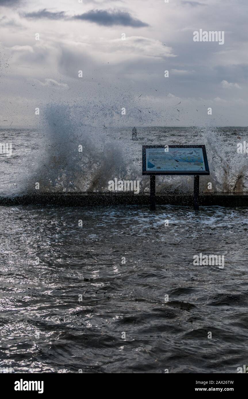 Southend, Essex, Royaume-Uni - 10 février 2020: Storm Ciara Apporte des vents violents et des mers rugueuses aux côtes britanniques. Banque D'Images