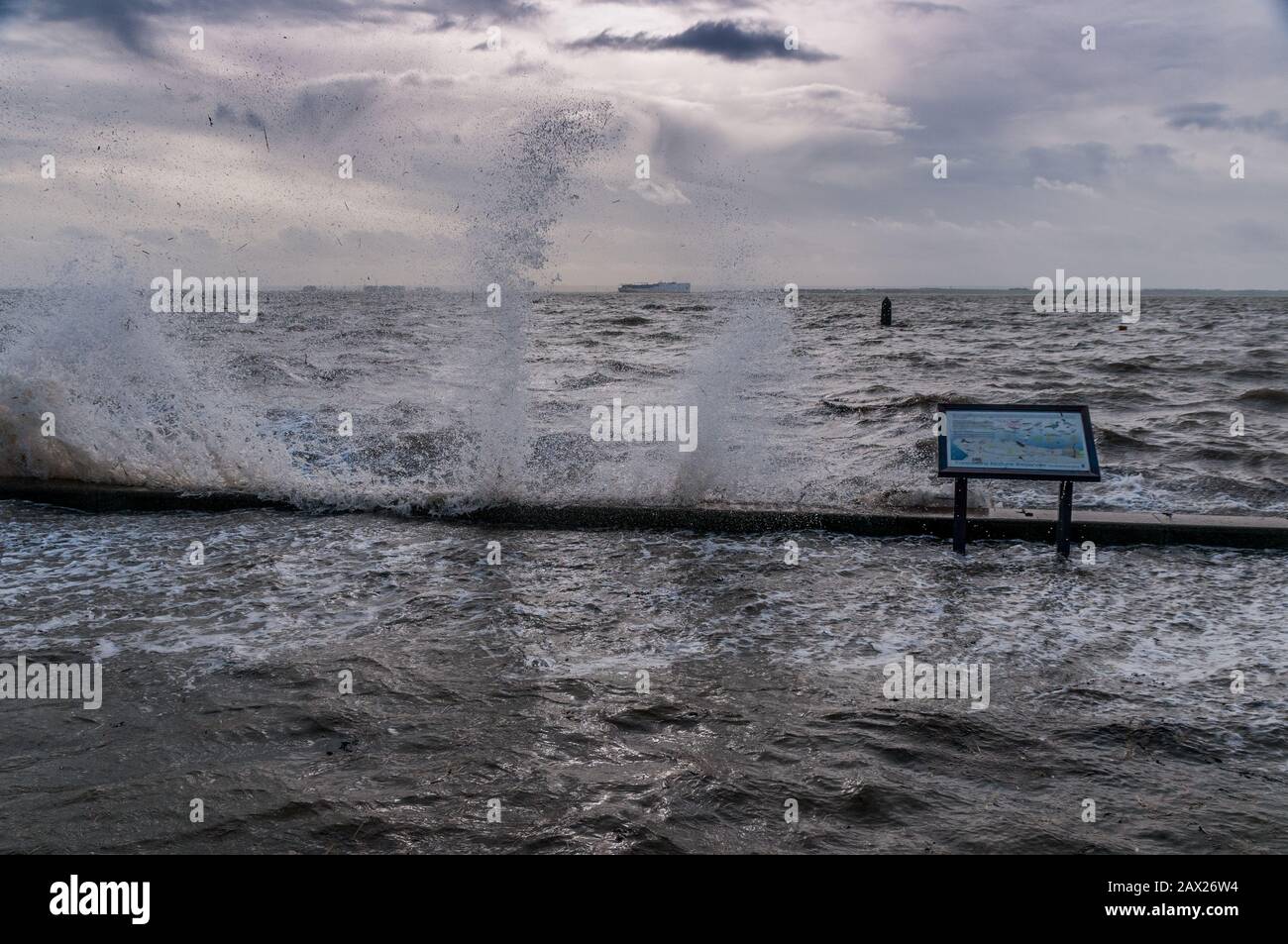 Southend, Essex, Royaume-Uni - 10 février 2020: Storm Ciara Apporte des vents violents et des mers rugueuses aux côtes britanniques. Banque D'Images