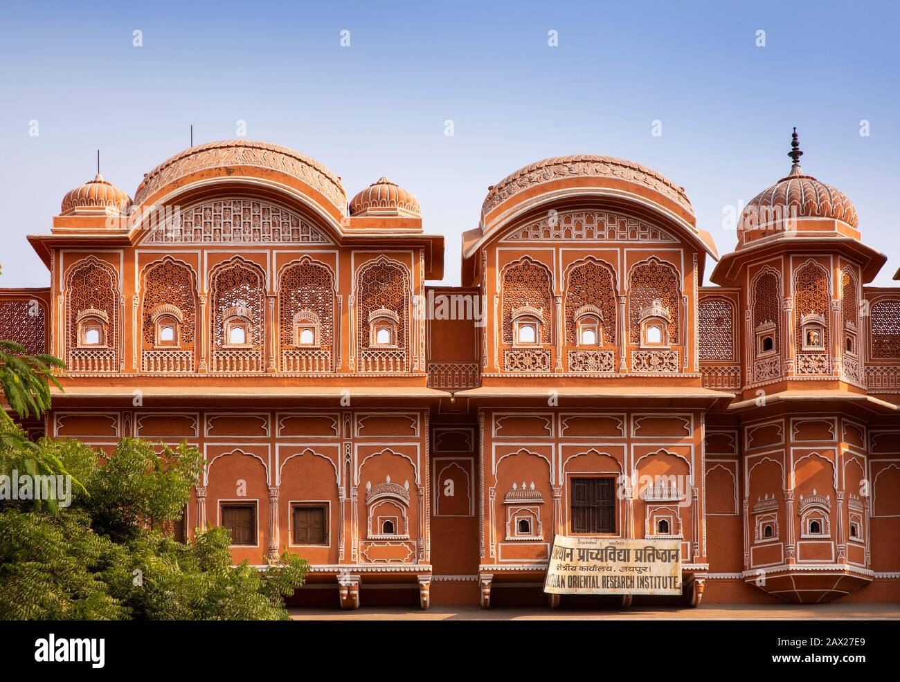 Inde, Rajasthan, Jaipur, Hawa Mahal Road, détail architectural de la construction en face de l'enceinte du Palais Royal Banque D'Images
