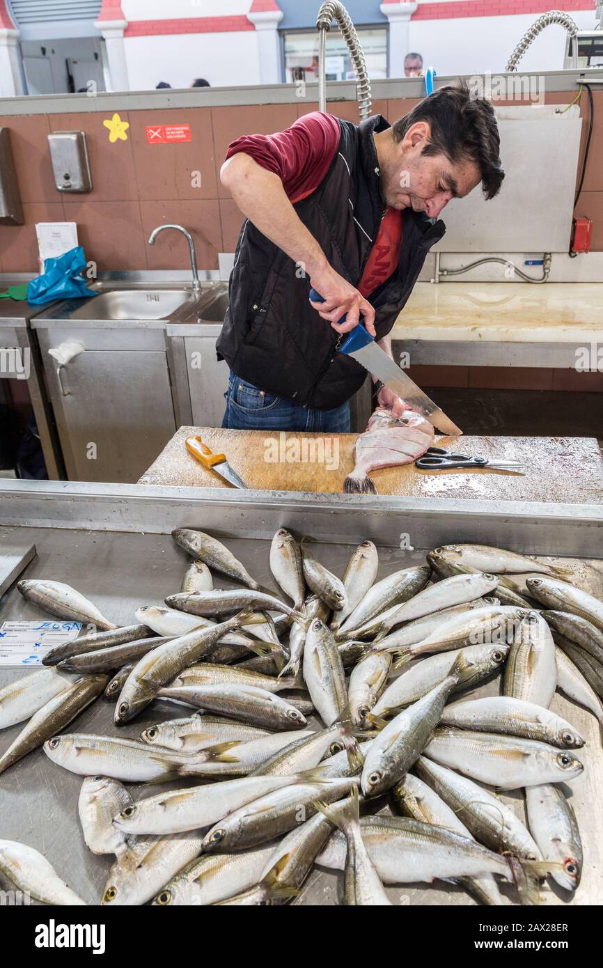 Homme préparant la vente de poisson sur le marché, Loule, Algarve, Portugal Banque D'Images