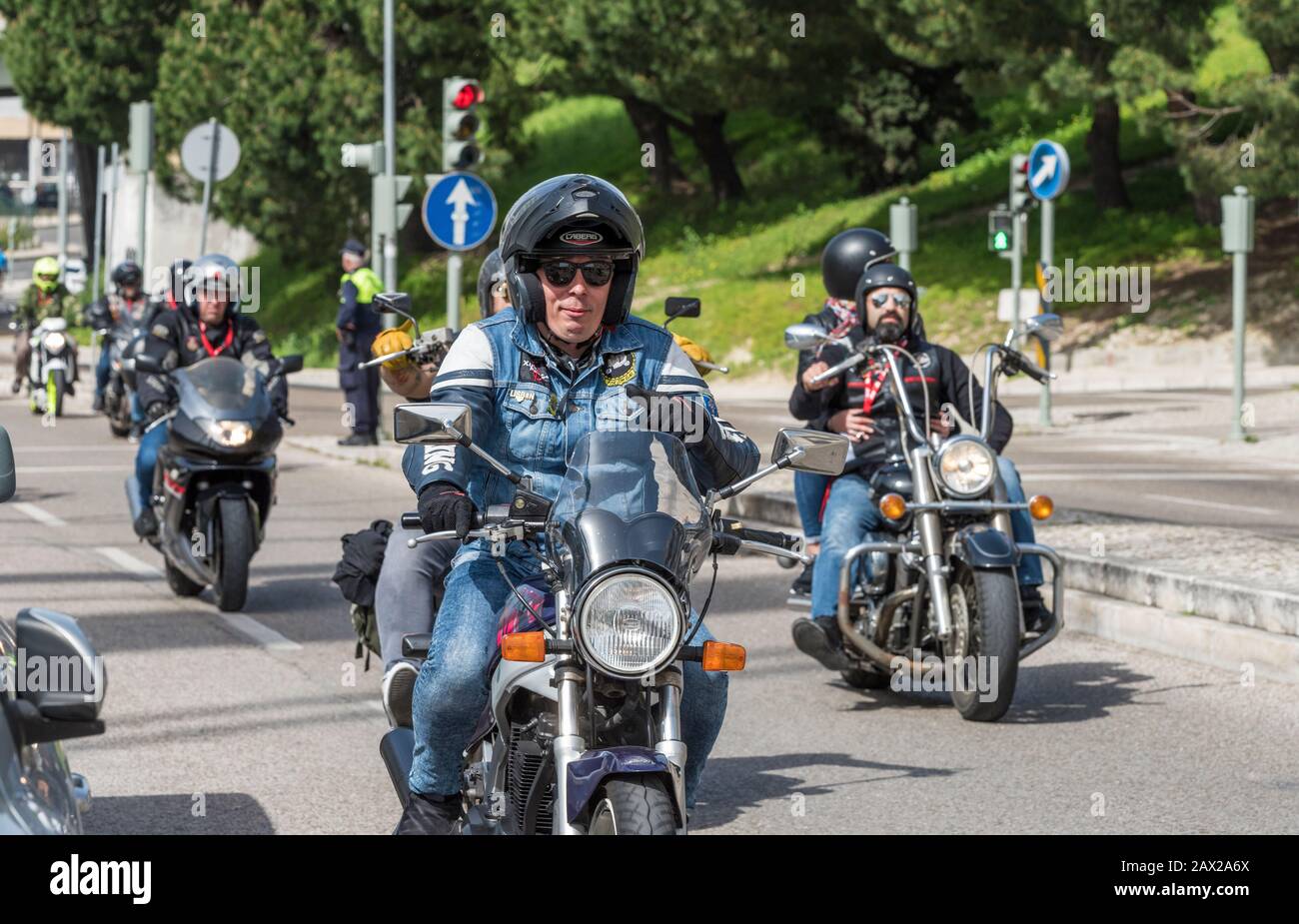 Les motards ouvrent le traditionnel marathon du 25 avril à Lisbonne Banque D'Images Les motards ouvrent le traditionnel marathon du 25 avril à Lisbonne Banque D'Images
