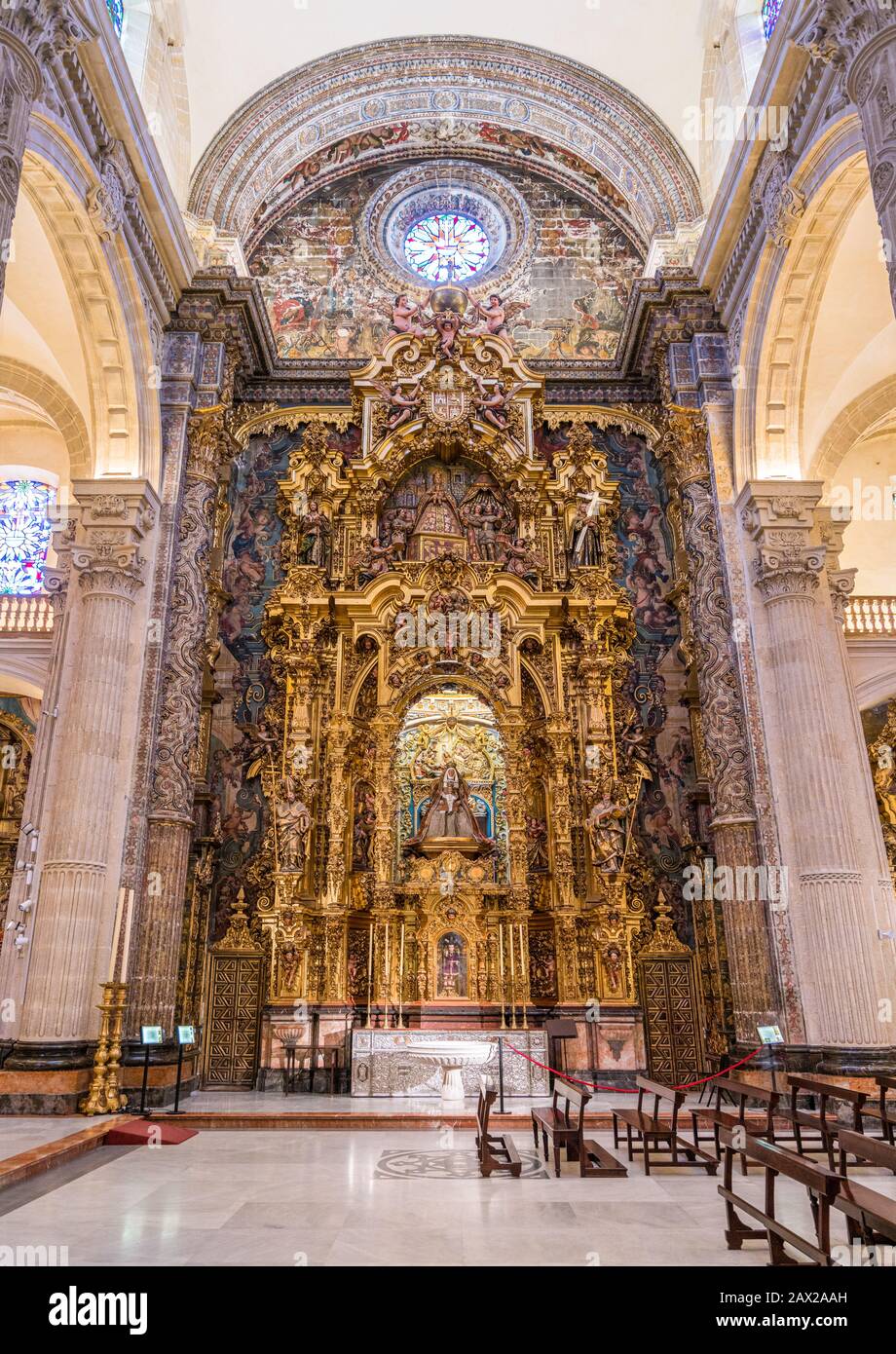 Autel finement décoré dans l'église du Divino Salvador à Séville. Andalousie, Espagne. Banque D'Images