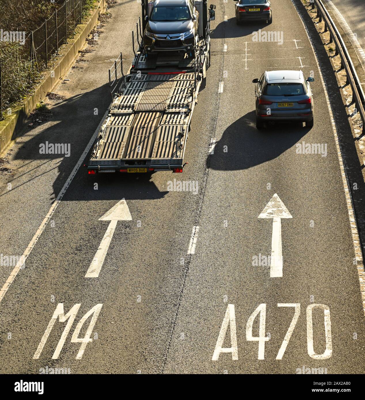 TAFFS WELL, PRÈS DE CARDIFF, PAYS DE GALLES - JUIN 2018 : vue aérienne de la circulation et des marquages de voies sur la route principale de l'A470 à Taffs Well en direction de Cardiff. Banque D'Images