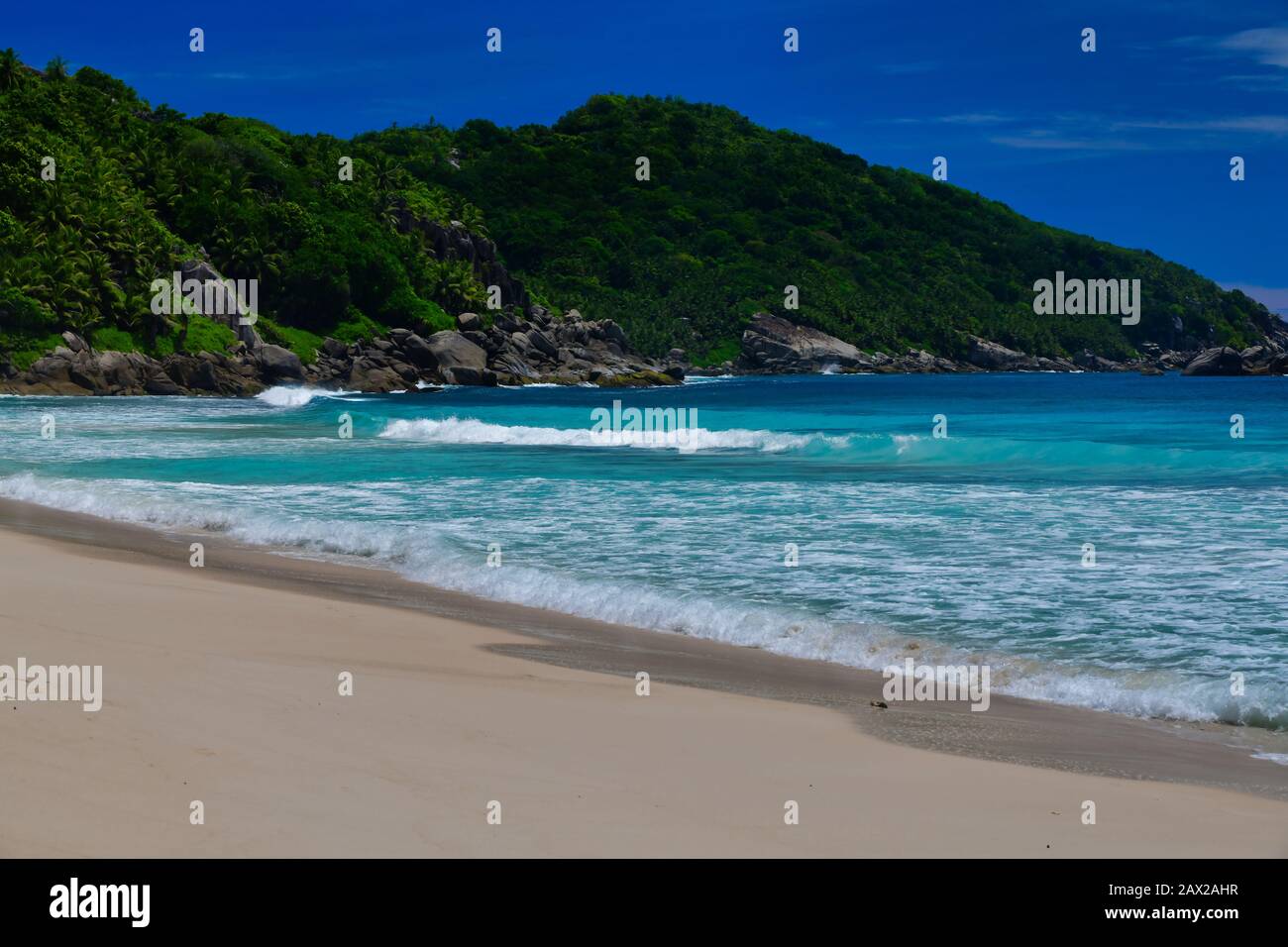 Vagues de l'océan et rochers de granit - Baie de police, Ile de Mahe, Seychelles. Banque D'Images