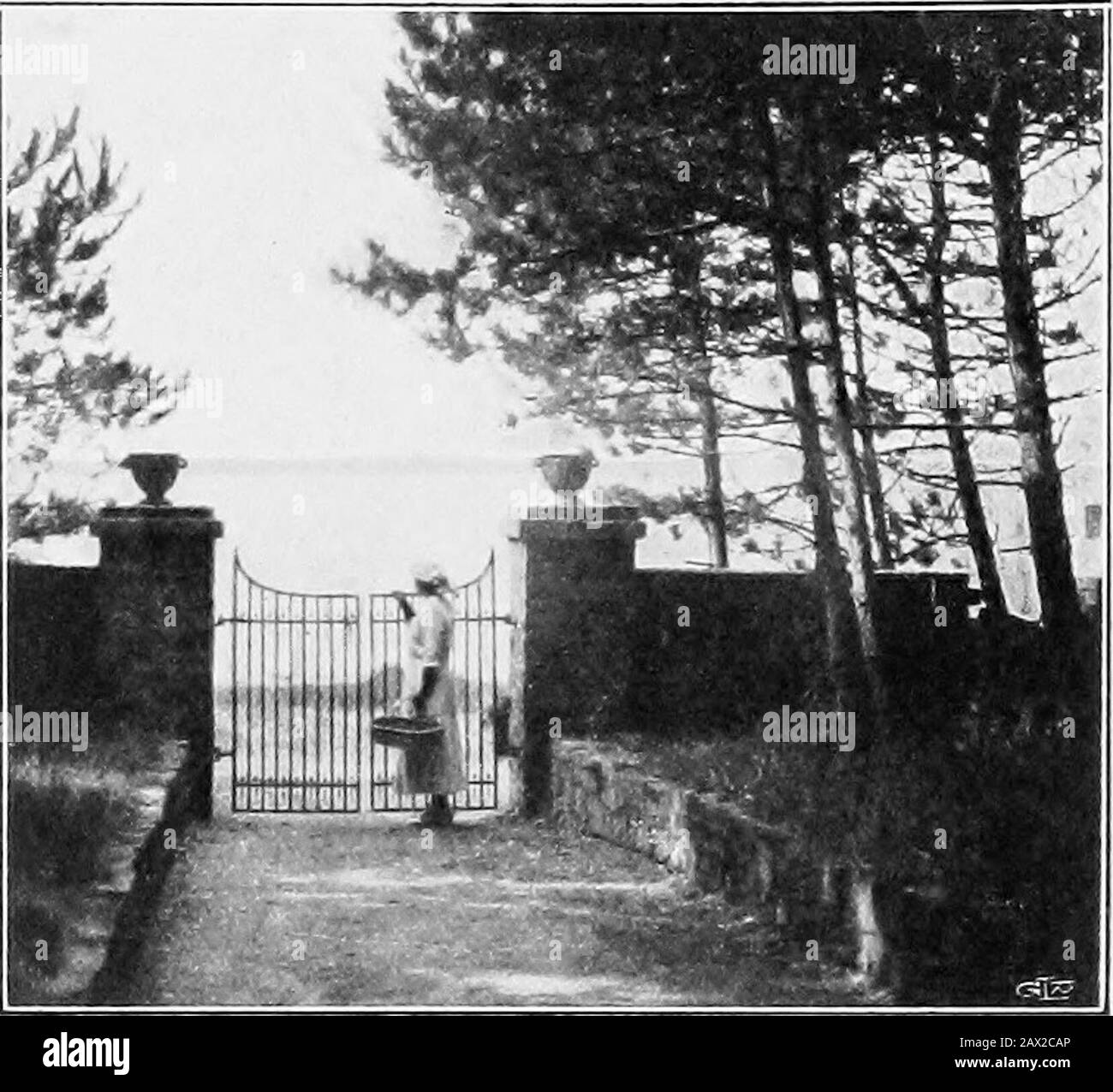 Le jardin que nous avons fait . ^P &lt; ^ les bureaux du Livre des filles (si Womans Magazine,4, BOUVERIE STREET, LONDRES. E.C. 4 Digitized par jVlicrosoft® SB b ^. La porte de Sofiero donnant sur la mer. Numérisé par IVIicrosoft® Sommaire Préface . . ... 5 Plaxxxing les chemins et les lits de fleurs . 7 Les couleurs ix les lits de fleurs . 23 Les Fleurs De Waterside 29 Faire Un Jardin De Roche ^ Autres Jardins J'Ai Planifié 49 Nos Enfants Et Leurs Fleurs . 59 Traduit par A. ch. SMergren. PLAQUES COLORÉES. La Flower-Walk Ix Été . Dessin de couverture Peint par C. J. Vine à partir d'une photo de A. B. Nilson. Le W Banque D'Images