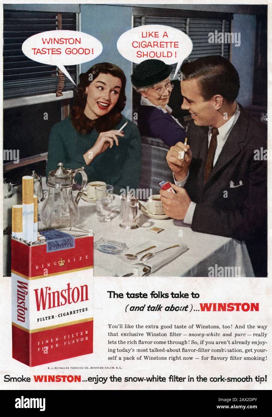 1957, ÉTATS-UNIS : La publicité de pubblica USA pour les CIGARETTES WINSTON - pubblicita' - illustration - illustrazione - ANNI CINQUANTA - 50's - '50 - modernariato - sourire - sorriso - UOMO - HOMME - DONNA - FEMME - fumatore - fumatori - fumeurs - sigaretta - fumatte - fumaté - fumo - fumatori Treno - train --- Archivio GBB Banque D'Images