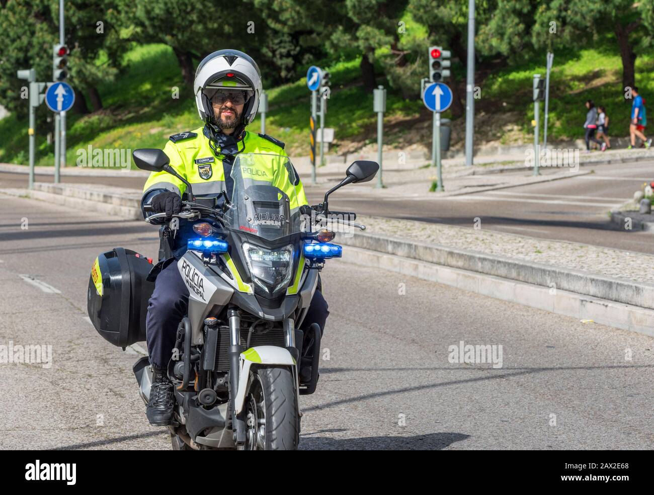 Les motards ouvrent le traditionnel marathon du 25 avril à Lisbonne Banque D'Images Les motards ouvrent le traditionnel marathon du 25 avril à Lisbonne Banque D'Images