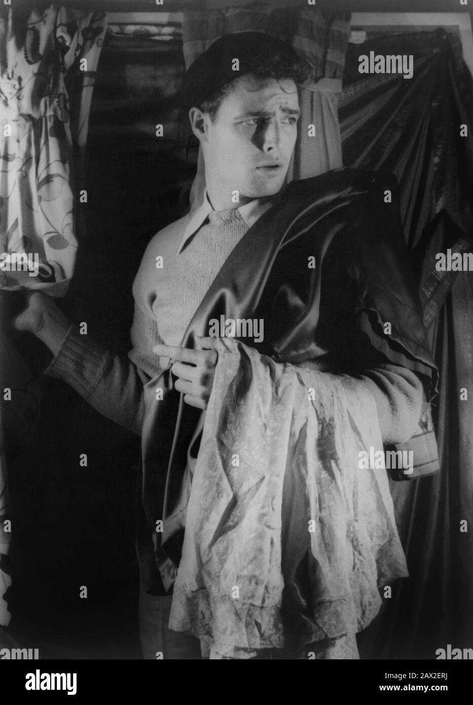 1948 , 27 décembre , USA : le futur acteur de cinéma MARLON BRANDO ( 1924 - 2004 ) dans son rôle de théâtre dans ' UN Streetcar Nommé Désir ' par Tennessee Williams , photographié par l'écrivain , critique , peintre et photographe CARL VAN VECHTEN ( 1880 - 1964 ) - AUTORITRATTO - selfportrait - FOTO STORICA STORICHE - HISTOIRE - CINÉMA - TEATRO - THATRE - gay - omosessuale - omosessualità - LGBT - - homosexualité - basco - cappello - chapeau - golf - maglione di lana - col - coletto - PAS POUR UTILISATION DE PUBBLICITARY ---- NON CONFORME USO PUBBLICITARIO ----------------------------------------------- Banque D'Images
