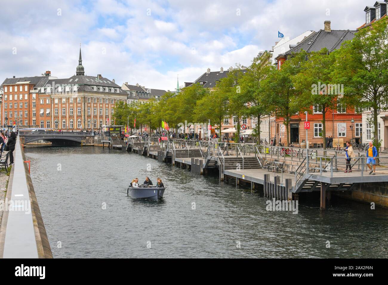 Un groupe de personnes profitez d'une croisière sur le canal près de Van Stranden et le centre historique sous un ciel couvert journée d'automne à Copenhague, Danemark. Banque D'Images