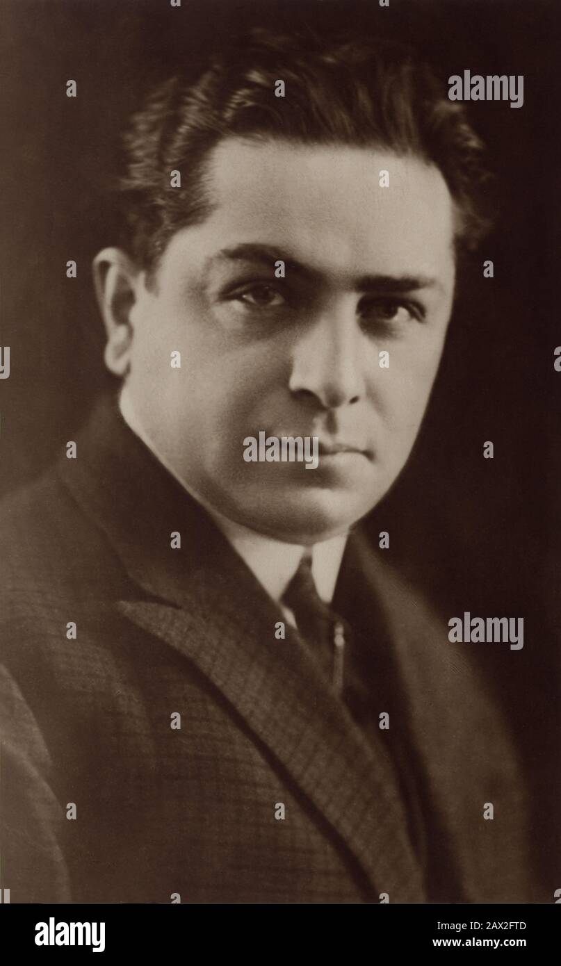 1928 CA , ITALIE : le compositeur italien de musique VINCENZO DAVICO (  Principat de Monaco 1889 - Roma 1969 ) . Photo Par Albin , Montecarle .  Musicien près du mouvement