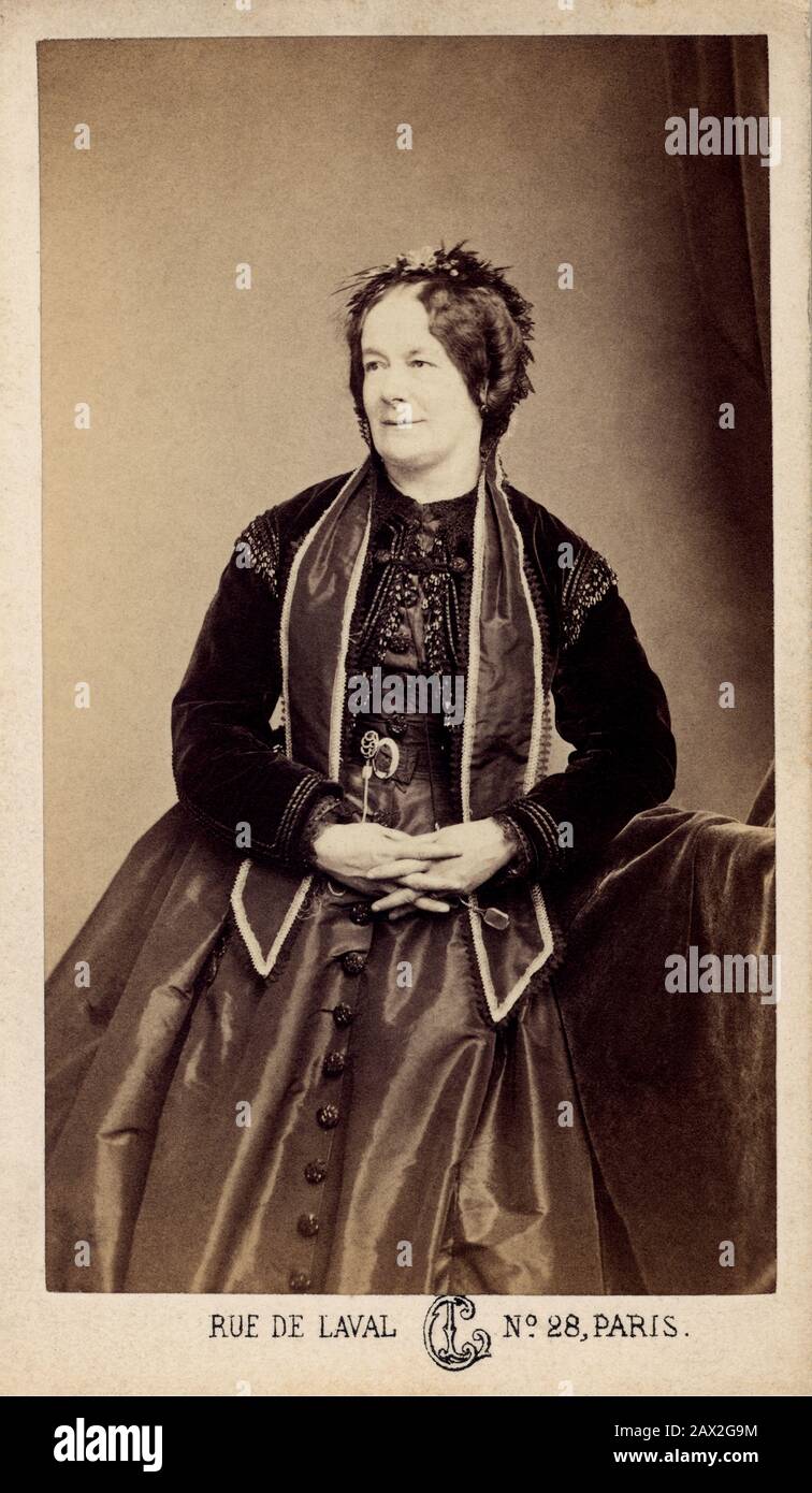 1865 CA , Paris , FRANCE : la Madame française de SAINT CYRAN . Photo de L. Cremiere , Paris . Avec probabilité une relatine d'Eugene Edouard de St-Cyran , directeur d'un Théâtre à Paris ami de la femme écrivain George Sand . Naissance Possible Aselaide De Besse ( 1804 - 1885 ) Marié à Louis Edouard de St-Cyran - foto storiche - foto storica - portrait - ritratto - nobiltà francese - noblesse - nobili francesi - nobile - FRANCIA - MODA - MODE - OTTOCENTO - '800 - 800 - 800 - HISTOIRE - FOTO STORICHE - letterato - letterata - letteratura - letteratura - totura - littérature - scrittrice - écrivain femme - scrittor Banque D'Images