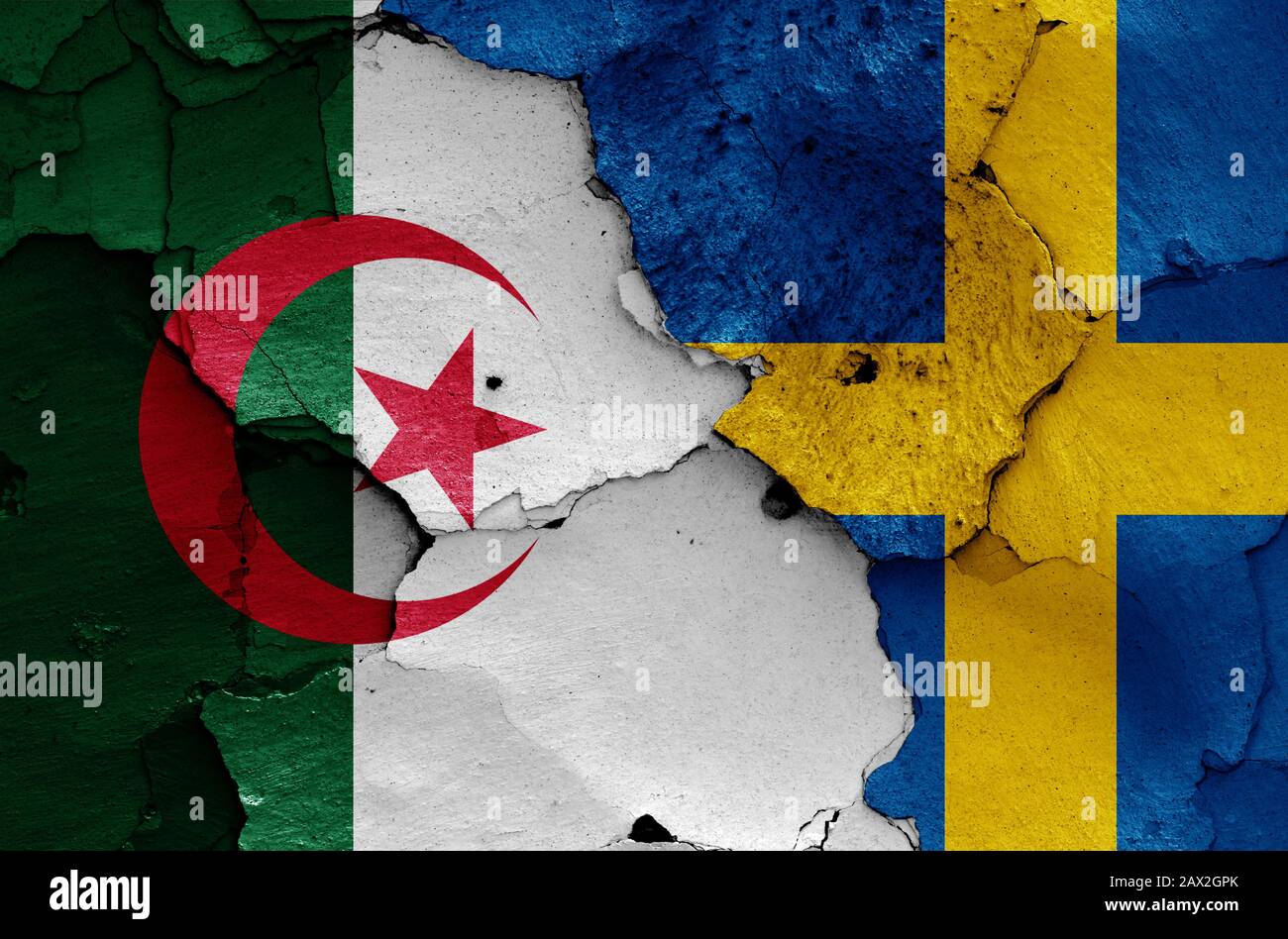 Drapeaux de l'Algérie et de la Suède peints sur un mur fissuré Banque D'Images