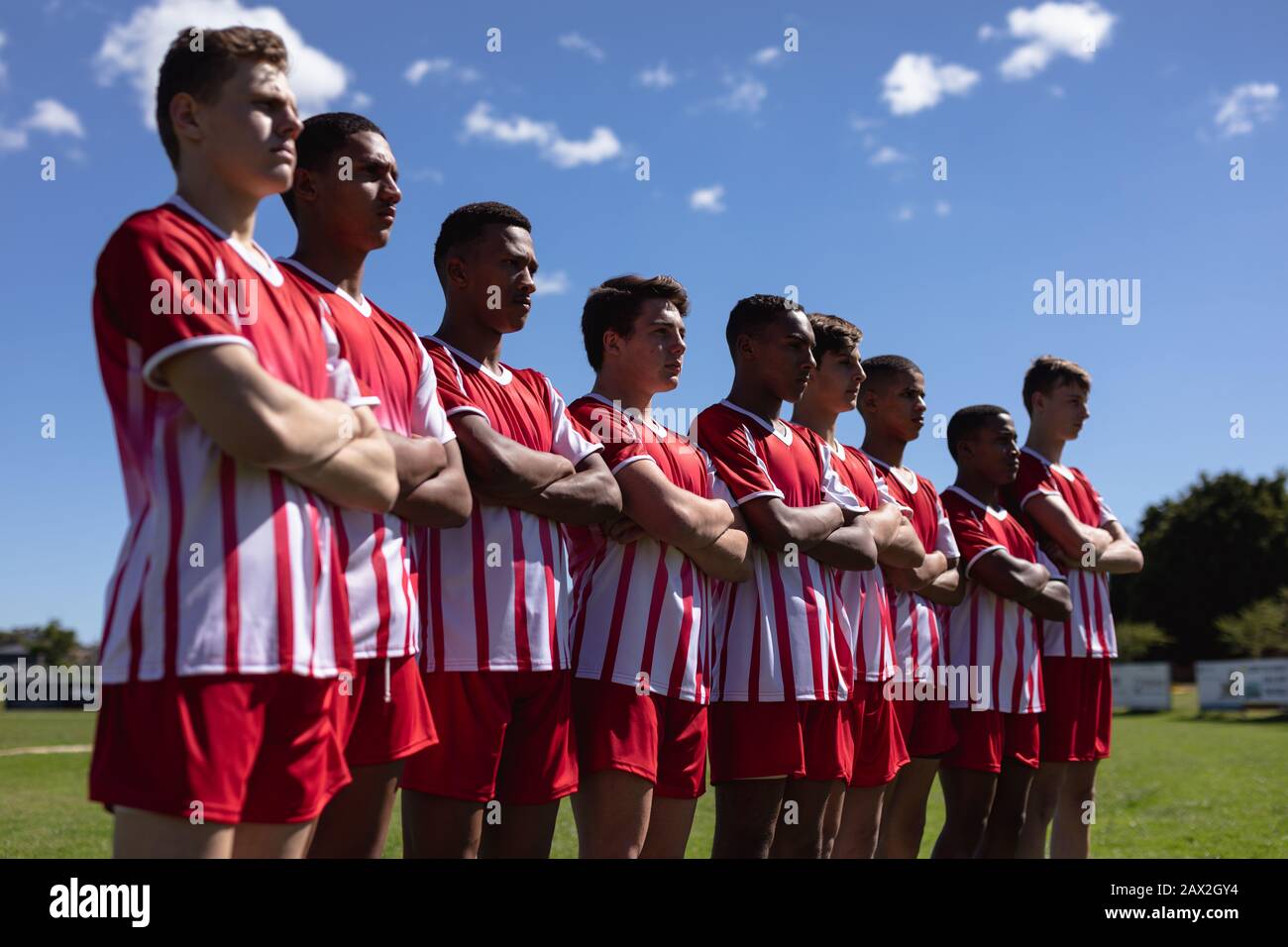 L'équipe de rugby se tient devant l'appareil photo Banque D'Images